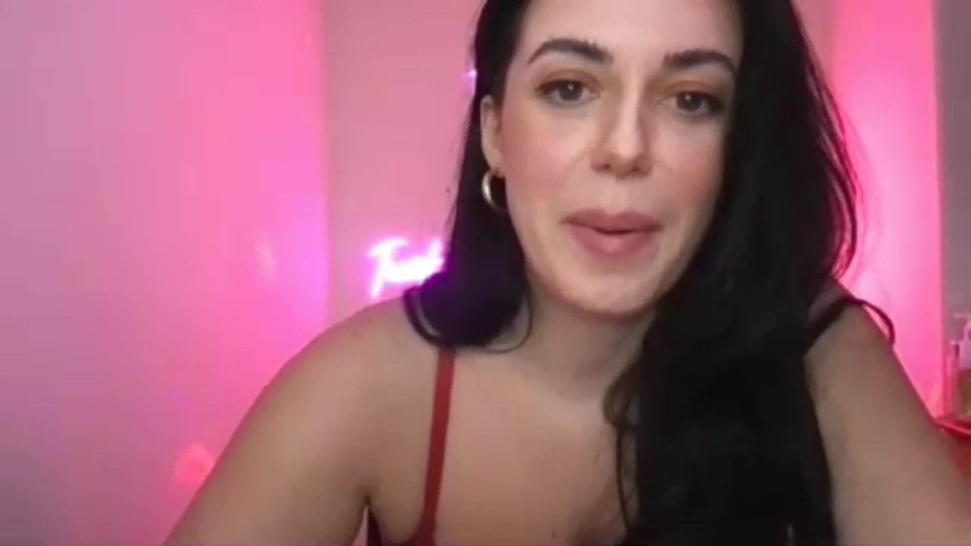 Gallery image thumbnail from xoxEmilyxoxx's myfreecams stream on, 10/22/2024, 15:44 image 6 of 20