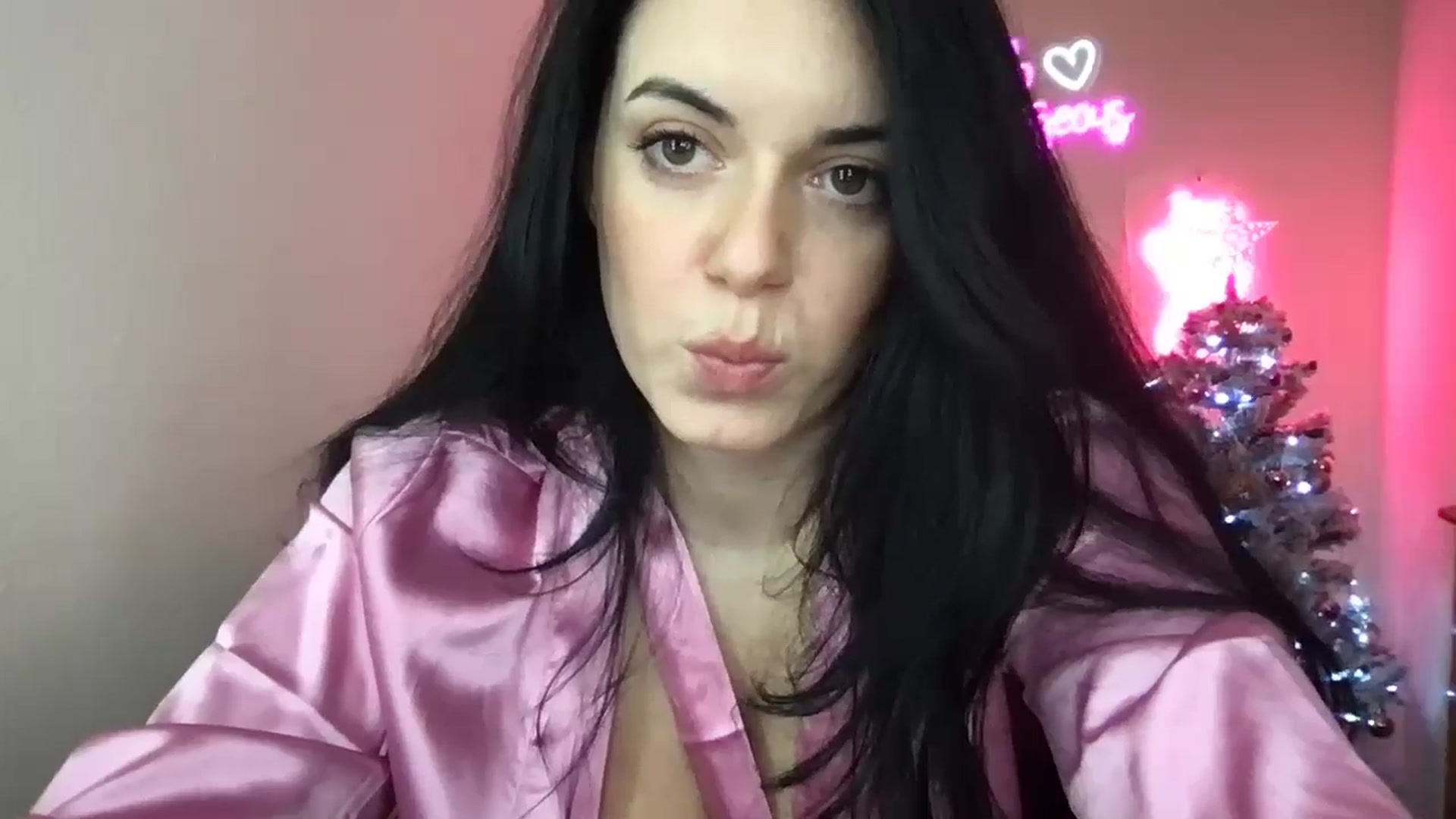 Gallery image thumbnail from xoxEmilyxoxx's myfreecams stream on, 11/22/2024, 17:08 image 11 of 20