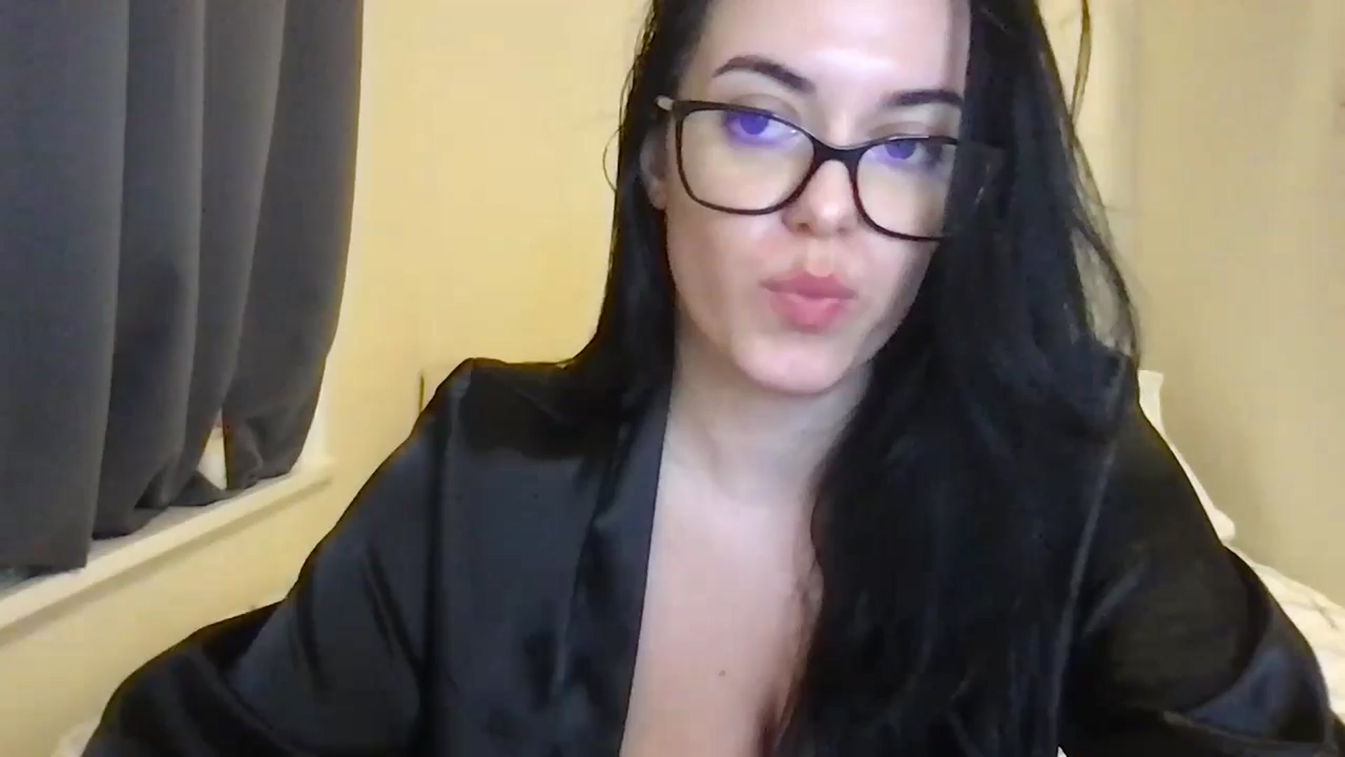 Gallery image thumbnail from xoxEmilyxoxx's myfreecams stream on, 11/27/2024, 18:23 image 18 of 20