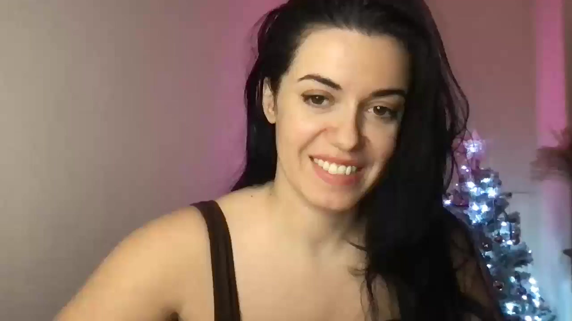 Gallery image thumbnail from xoxEmilyxoxx's myfreecams stream on, 12/30/2024, 16:45 image 14 of 20