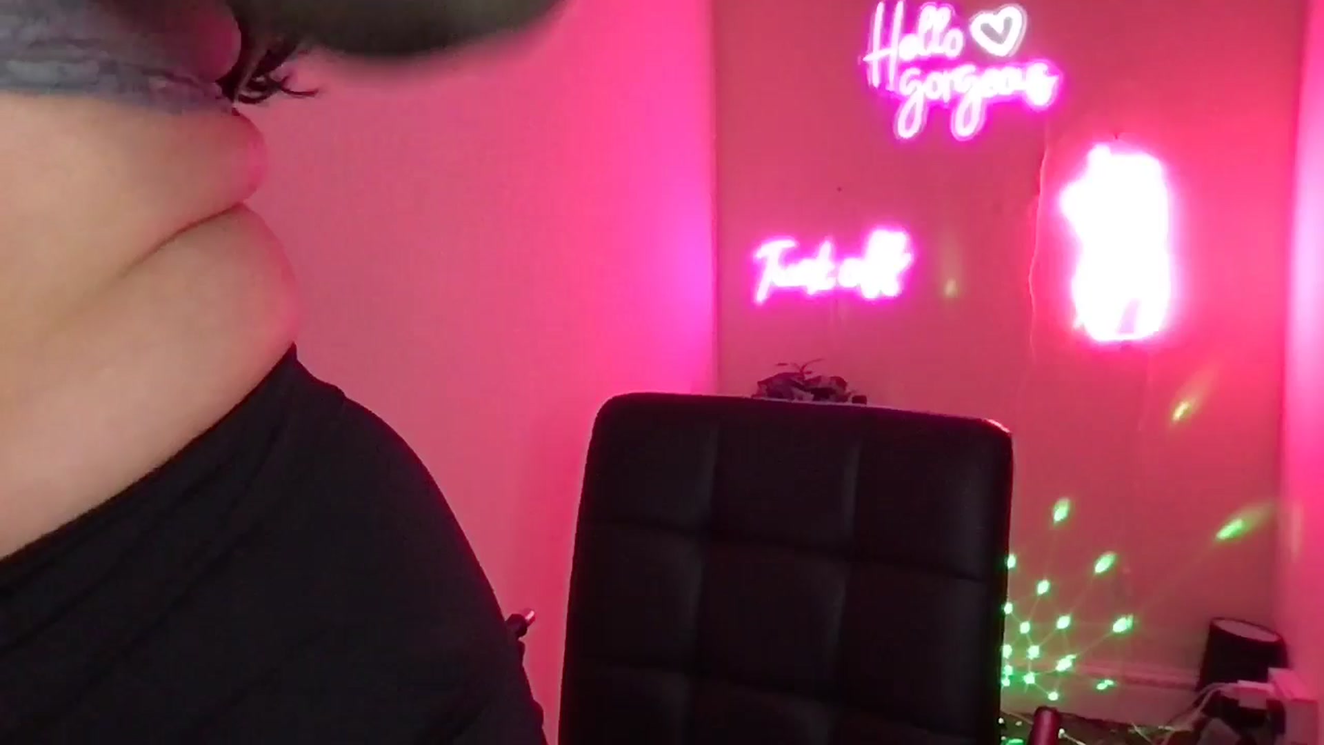 Gallery image thumbnail from xoxEmilyxoxx's myfreecams stream on, 02/24/2025, 18:05 image 13 of 20