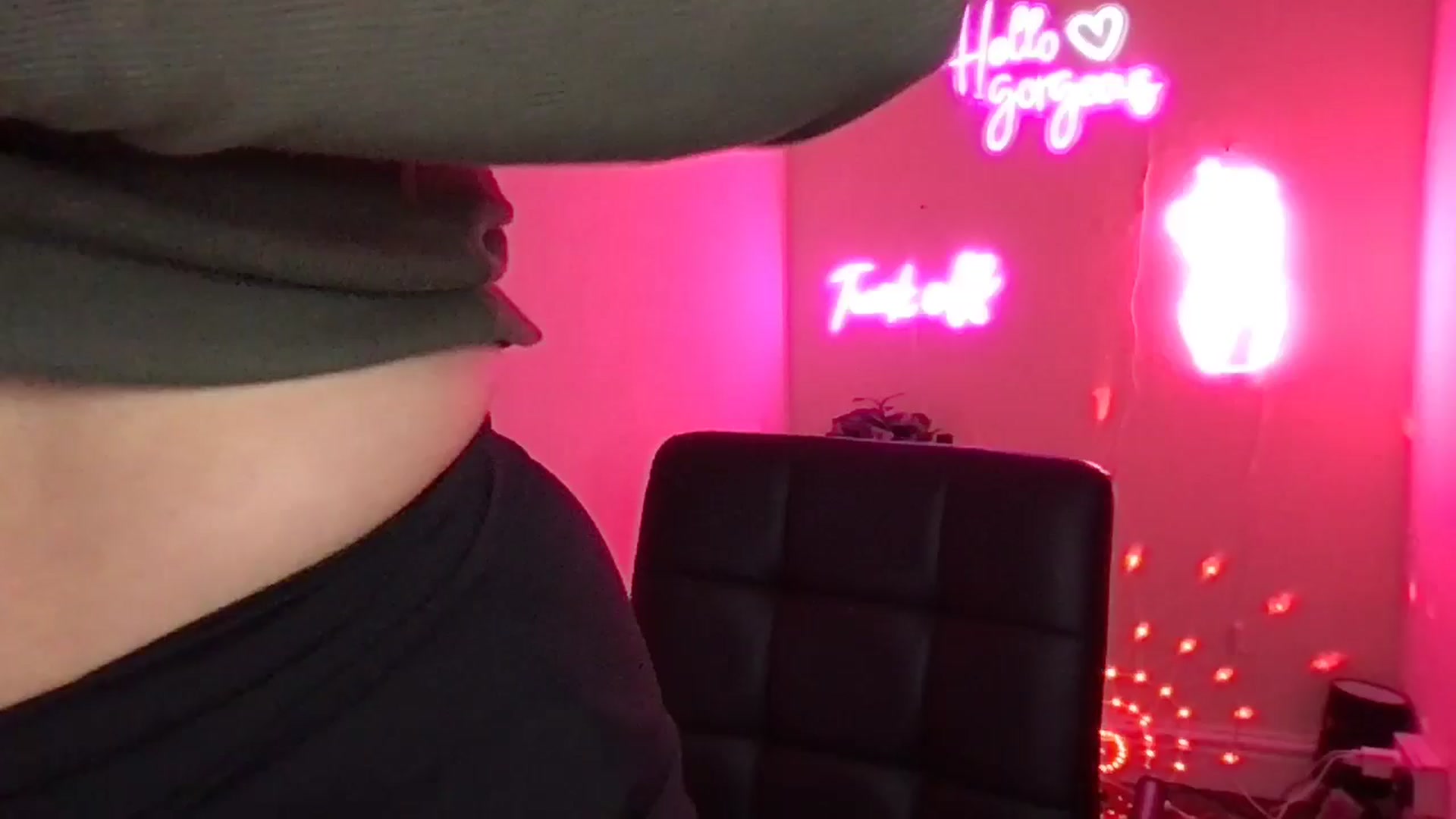 Gallery image thumbnail from xoxEmilyxoxx's myfreecams stream on, 02/24/2025, 18:05 image 12 of 20