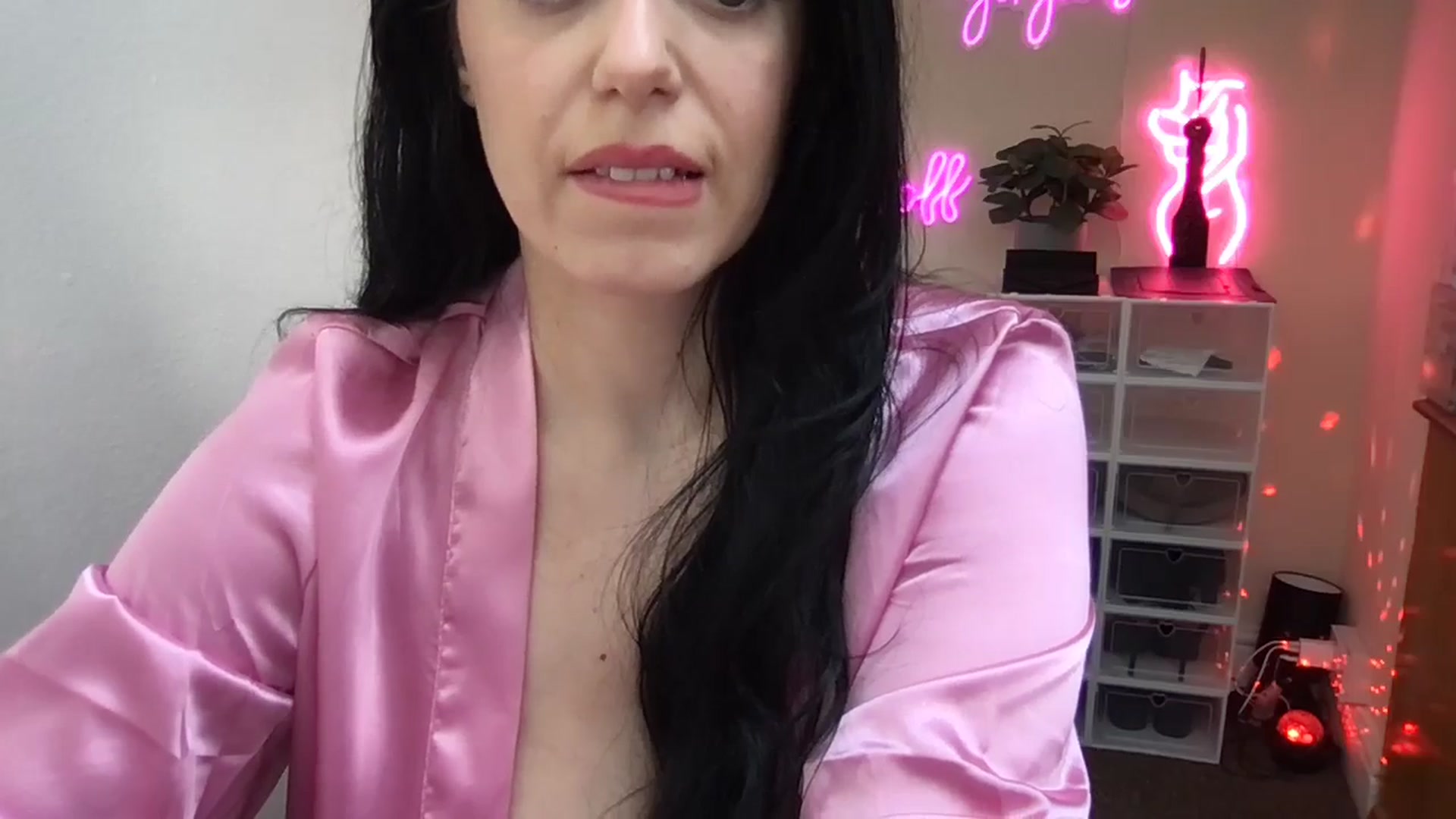 Gallery image thumbnail from xoxEmilyxoxx's myfreecams stream on, 04/22/2025, 12:11 image 20 of 20