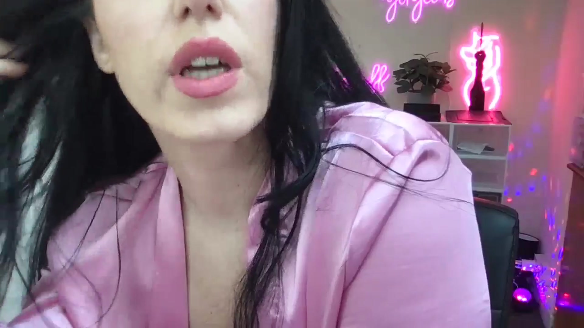 Gallery image thumbnail from xoxEmilyxoxx's myfreecams stream on, 04/22/2025, 12:11 image 15 of 20