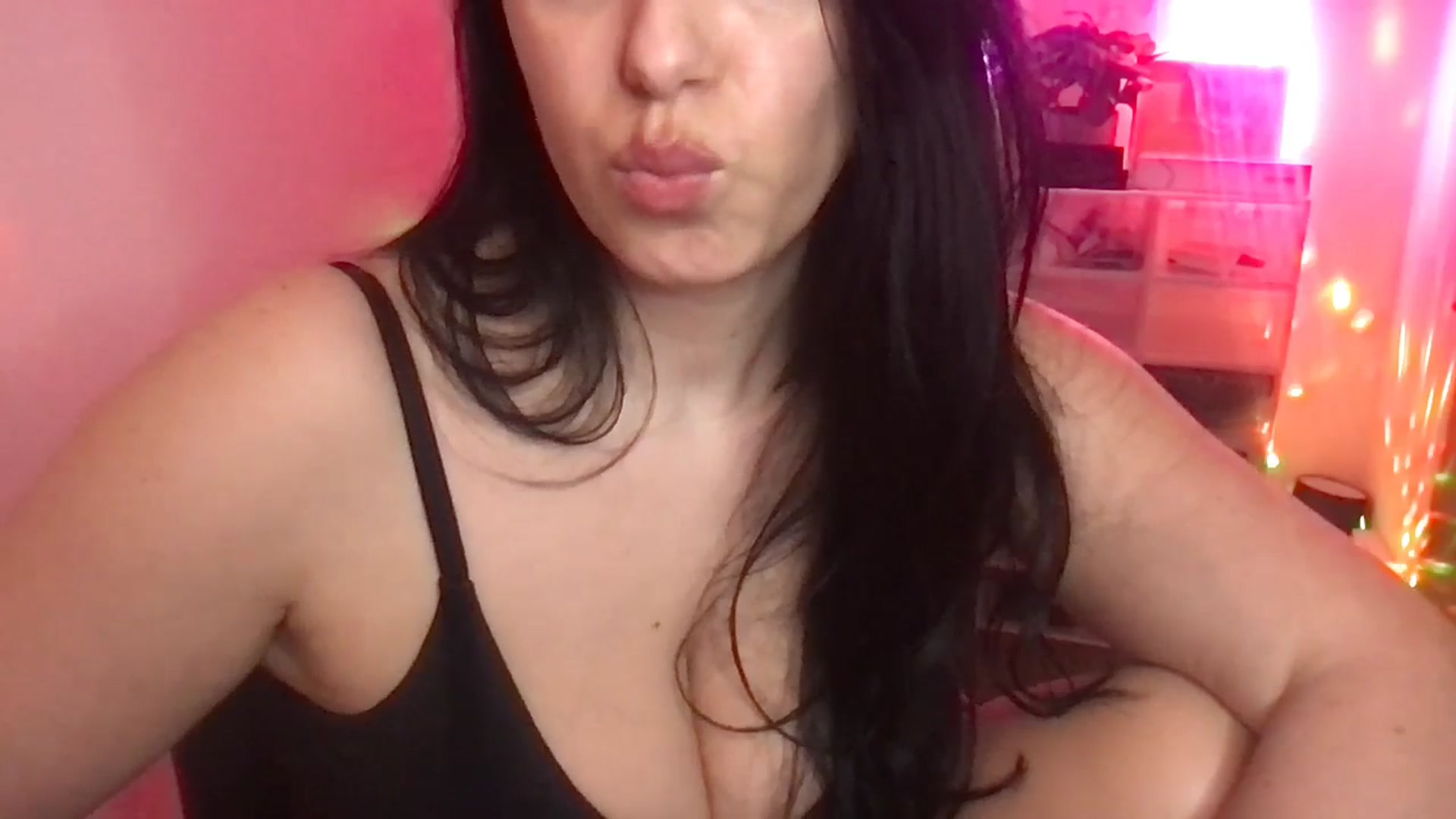 Gallery image thumbnail from xoxEmilyxoxx's myfreecams stream on, 04/29/2025, 21:47 image 18 of 20