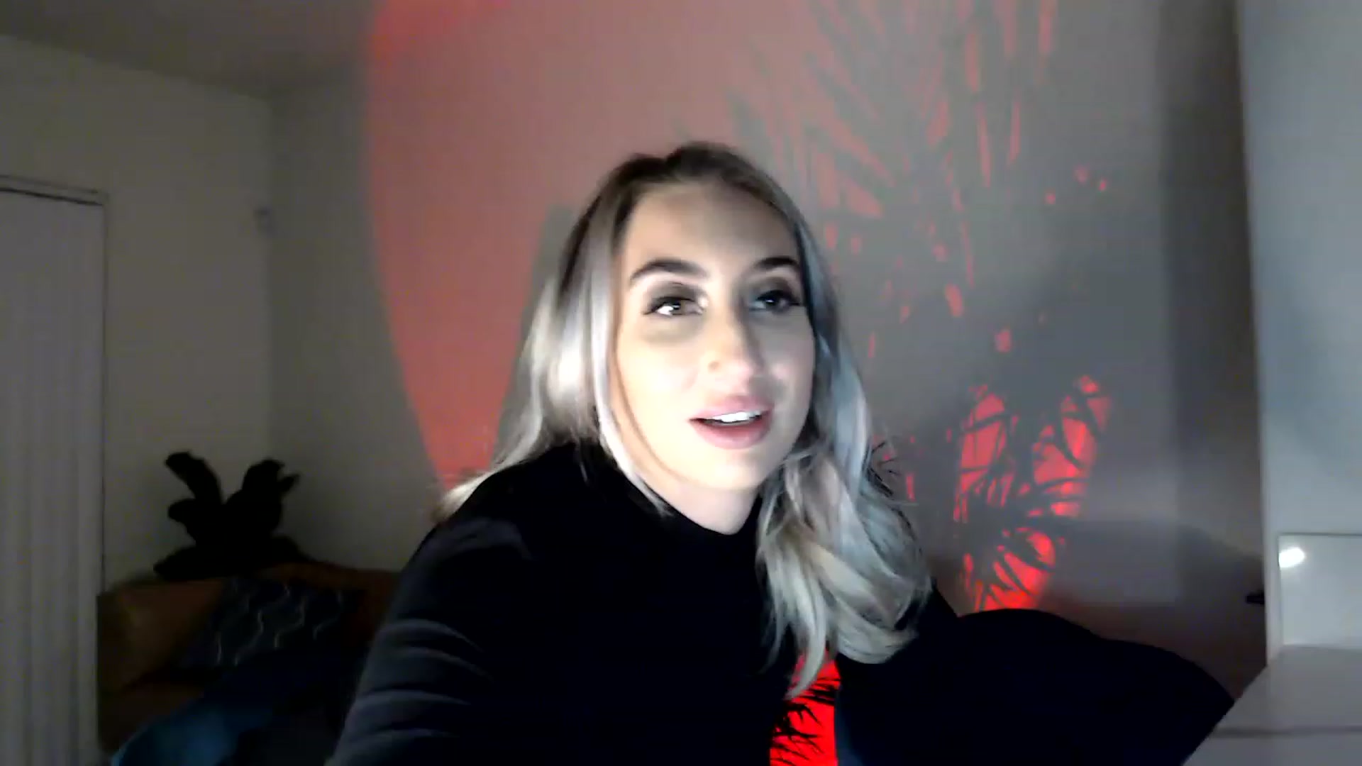 Gallery image thumbnail from xoxMikkixox's myfreecams stream on, 03/11/2023, 09:42 image 16 of 20