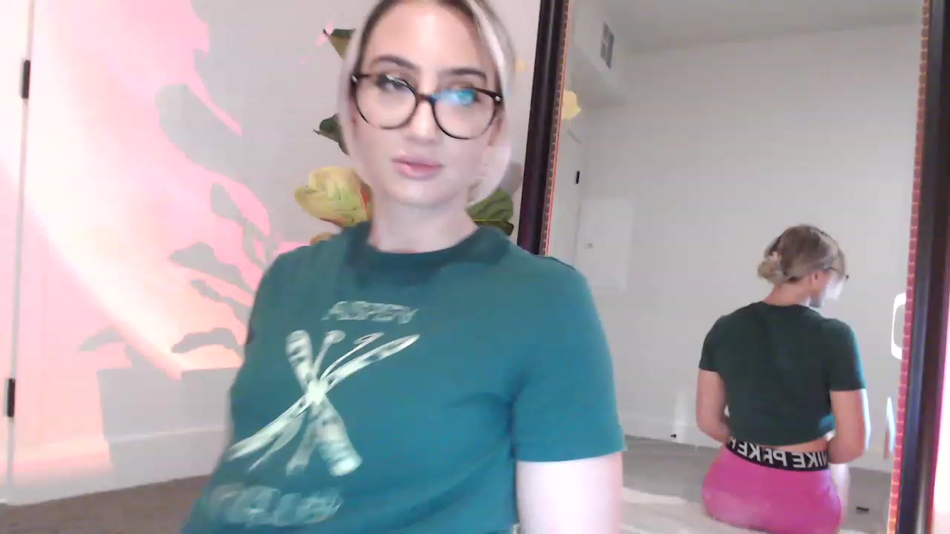Gallery image thumbnail from xoxMikkixox's myfreecams stream on, 03/16/2023, 03:35 image 7 of 20