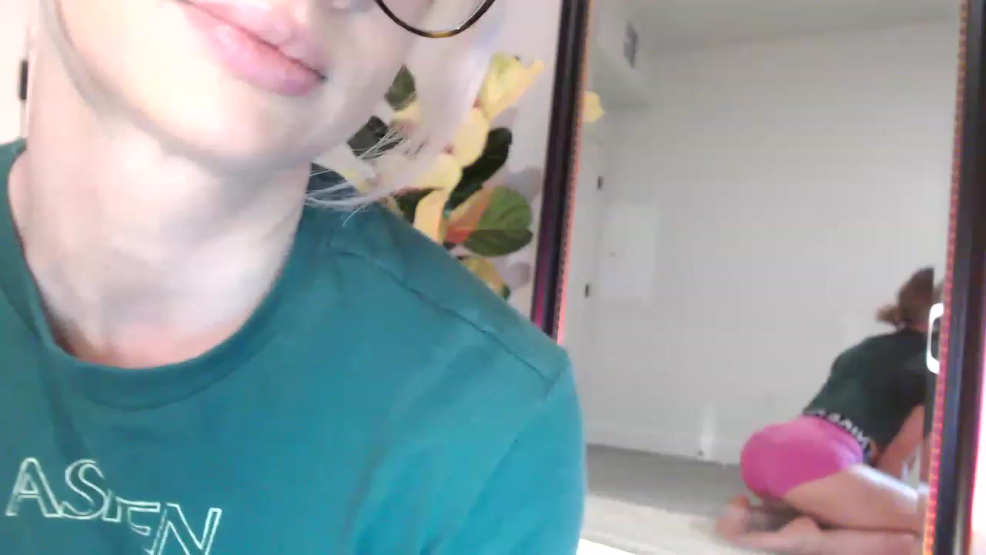 Gallery image thumbnail from xoxMikkixox's myfreecams stream on, 03/16/2023, 03:35 image 11 of 20