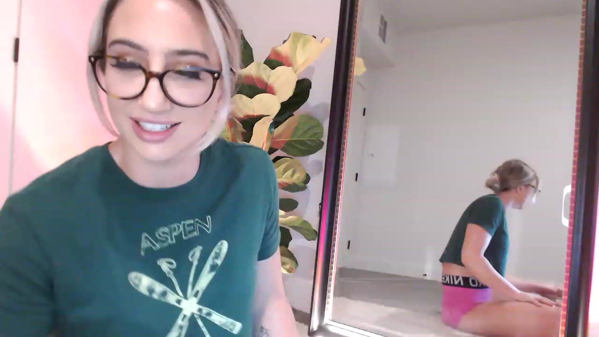 Gallery image thumbnail from xoxMikkixox's myfreecams stream on, 03/16/2023, 03:35 image 8 of 20