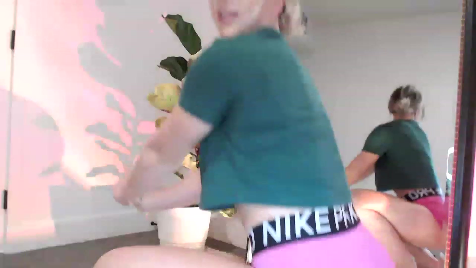 Gallery image thumbnail from xoxMikkixox's myfreecams stream on, 03/16/2023, 03:35 image 13 of 20