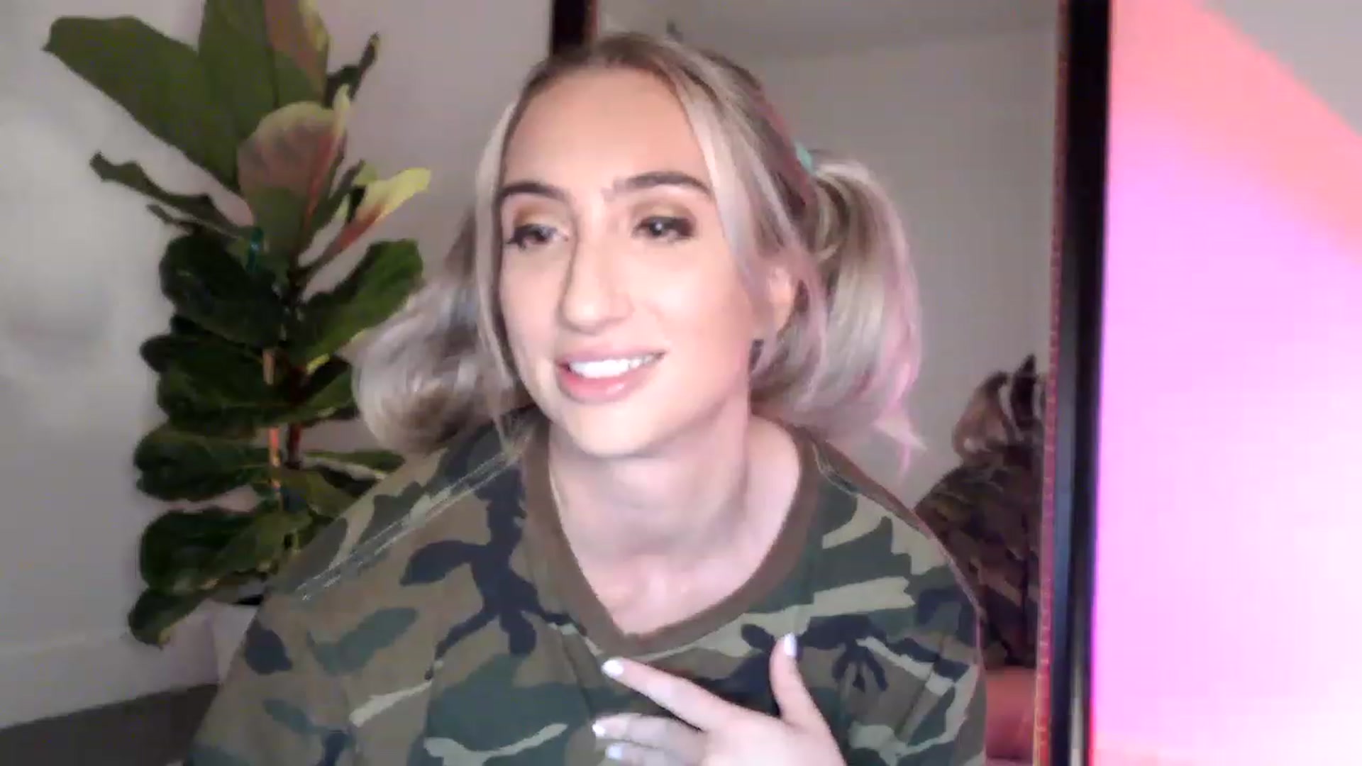 Gallery image thumbnail from xoxMikkixox's myfreecams stream on, 03/23/2023, 03:35 image 14 of 20