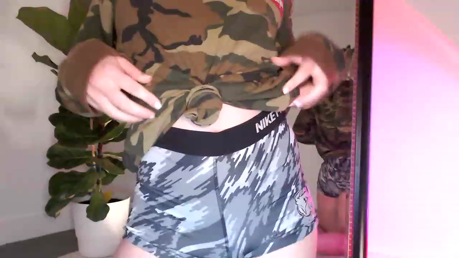 Gallery image thumbnail from xoxMikkixox's myfreecams stream on, 03/23/2023, 03:35 image 12 of 20
