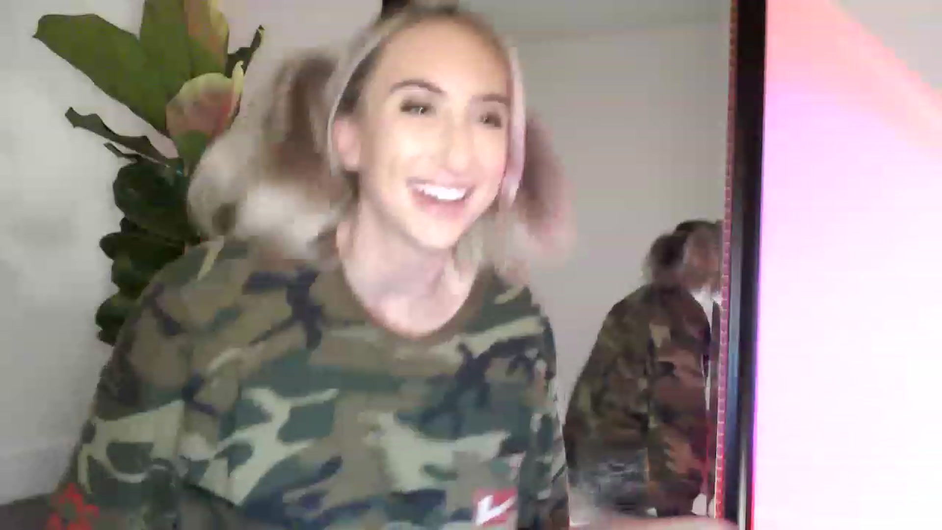 Gallery image thumbnail from xoxMikkixox's myfreecams stream on, 03/23/2023, 03:35 image 16 of 20