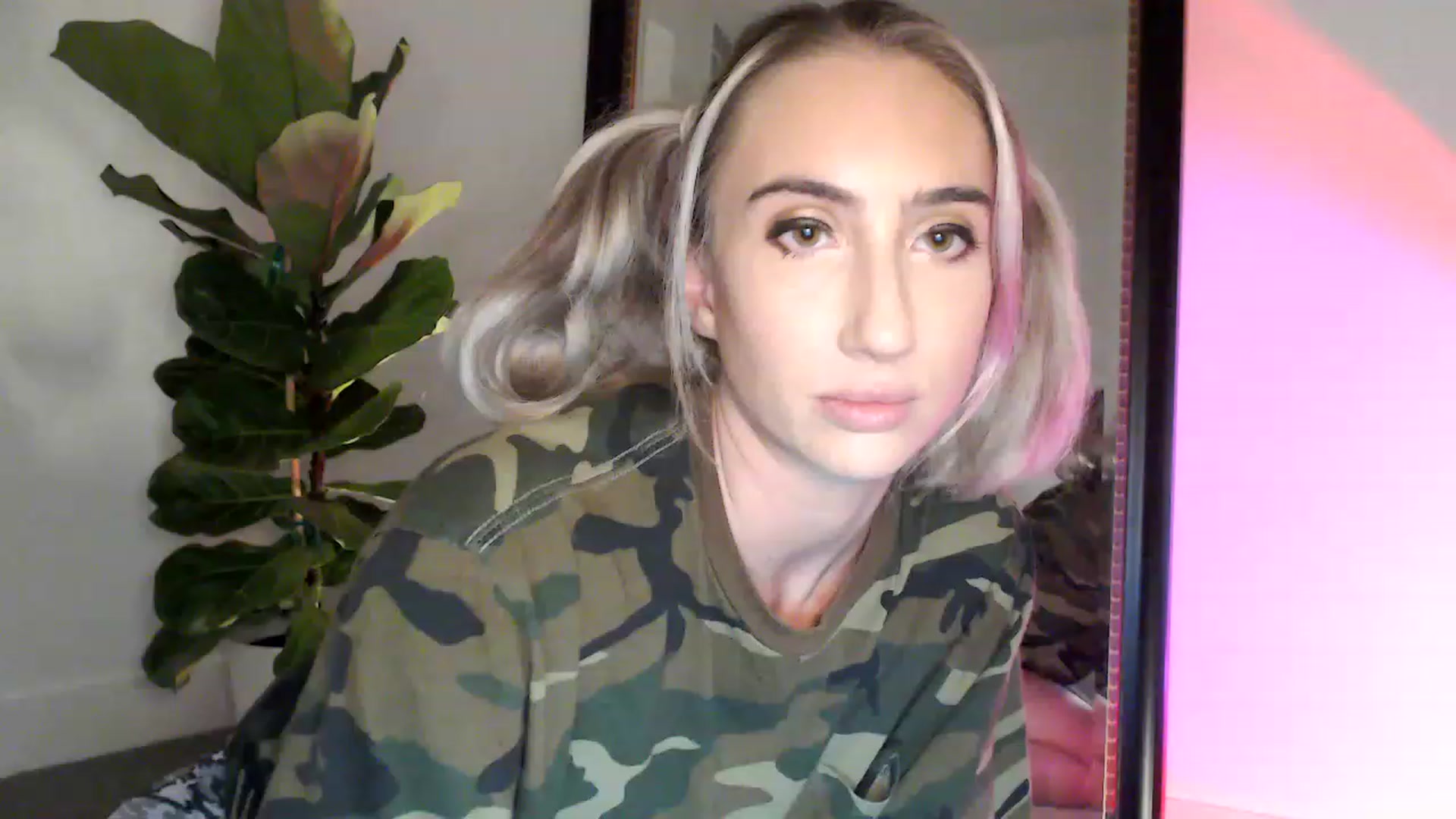 Gallery image thumbnail from xoxMikkixox's myfreecams stream on, 03/23/2023, 03:35 image 13 of 20