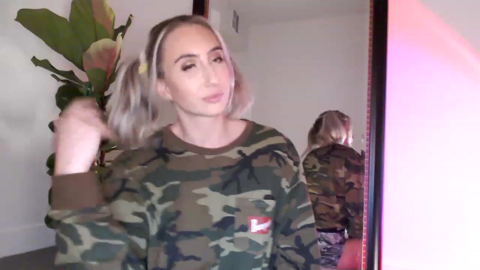 Gallery image thumbnail from xoxMikkixox's myfreecams stream on, 03/23/2023, 03:35 image 7 of 20