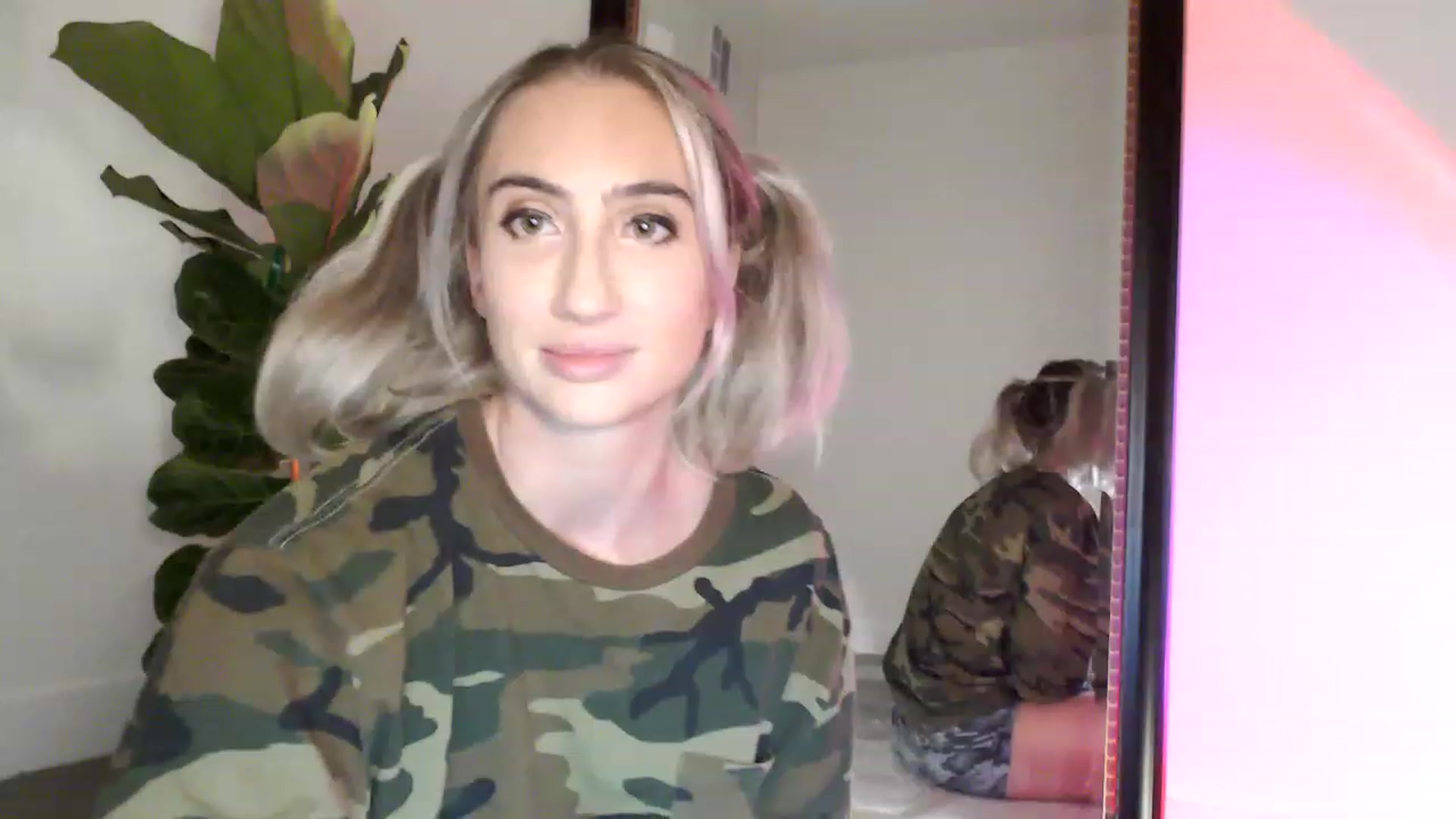 Gallery image thumbnail from xoxMikkixox's myfreecams stream on, 03/23/2023, 03:35 image 17 of 20