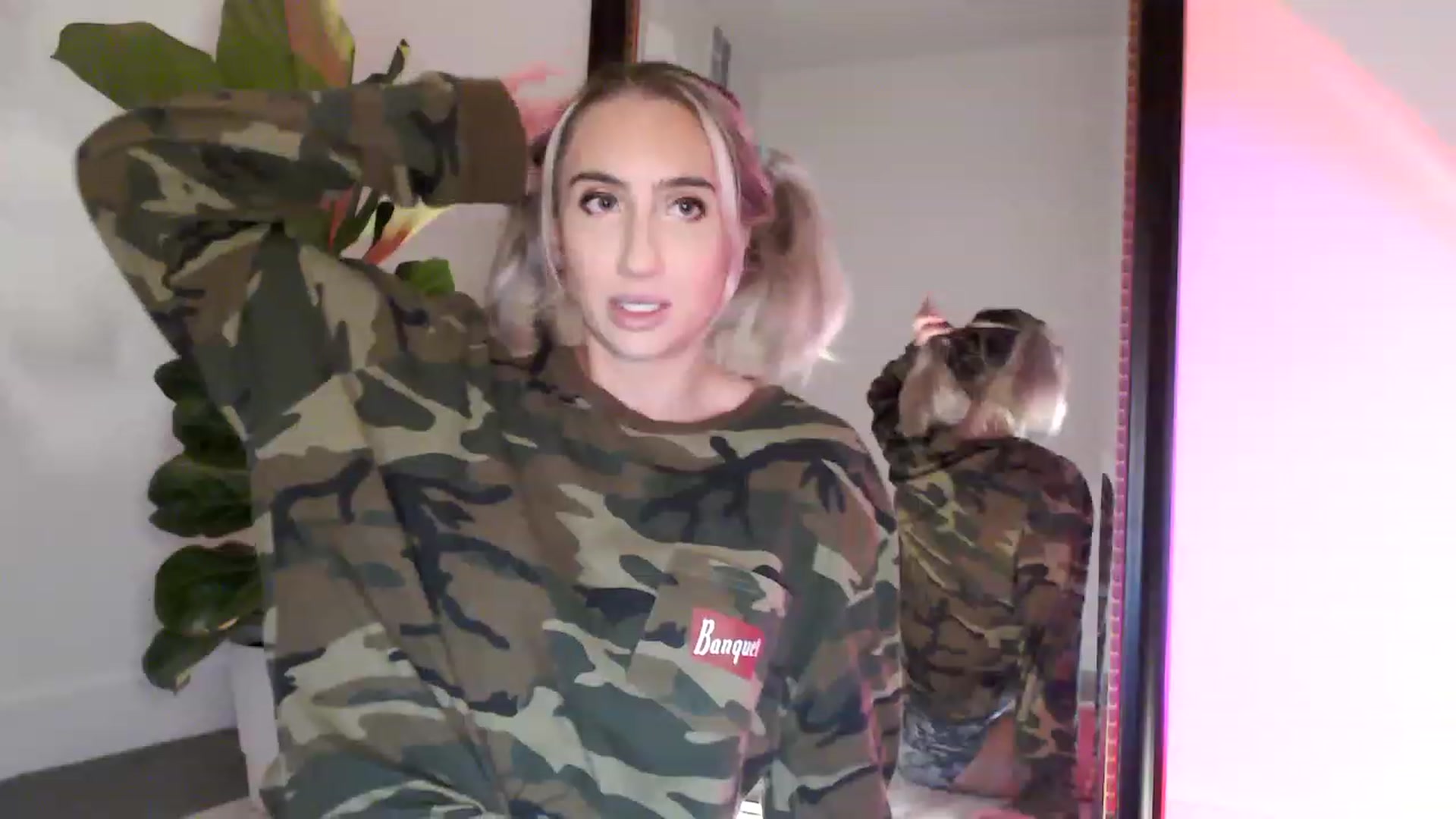 Gallery image thumbnail from xoxMikkixox's myfreecams stream on, 03/23/2023, 03:35 image 11 of 20