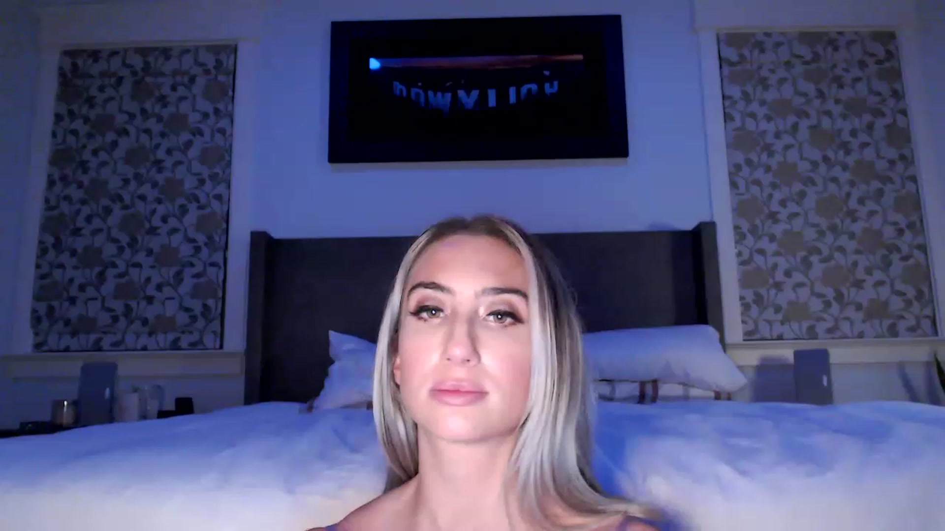 Gallery image thumbnail from xoxMikkixox's myfreecams stream on, 04/01/2023, 04:18 image 12 of 20