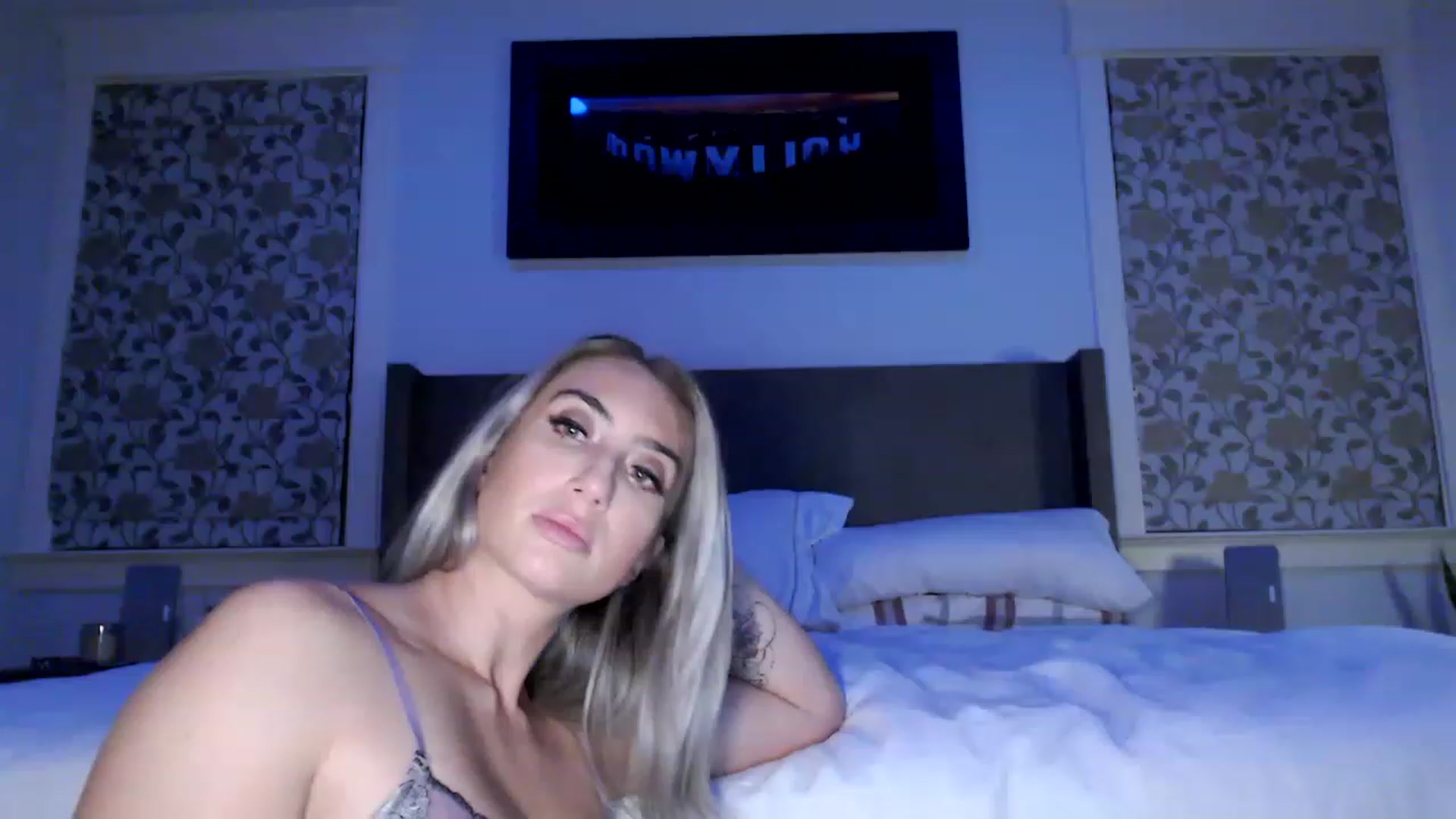 Gallery image thumbnail from xoxMikkixox's myfreecams stream on, 04/01/2023, 04:18 image 14 of 20