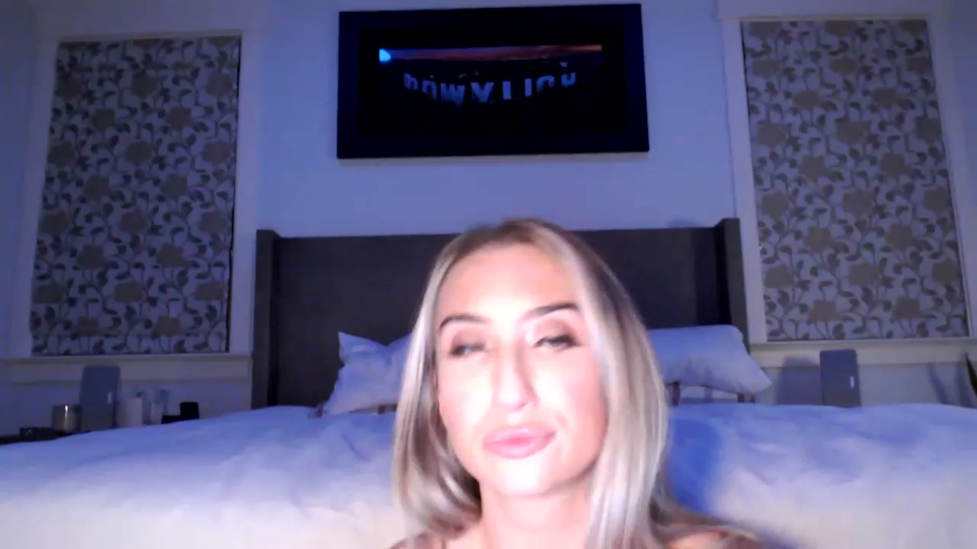 Gallery image thumbnail from xoxMikkixox's myfreecams stream on, 04/01/2023, 04:18 image 10 of 20