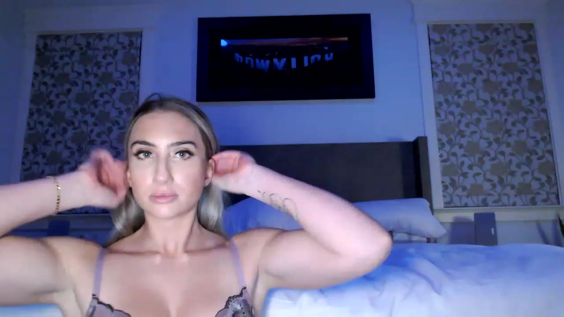 Gallery image thumbnail from xoxMikkixox's myfreecams stream on, 04/01/2023, 04:18 image 15 of 20