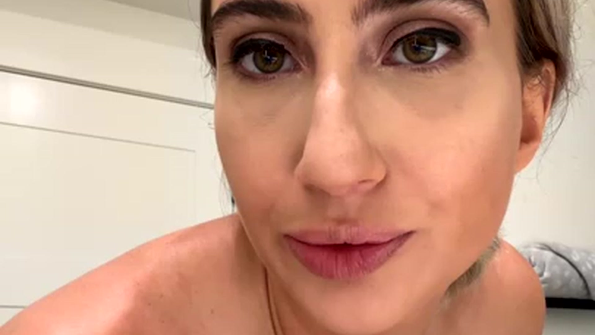 Gallery image thumbnail from xoxMikkixox's myfreecams stream on, 05/22/2023, 19:46 image 18 of 20