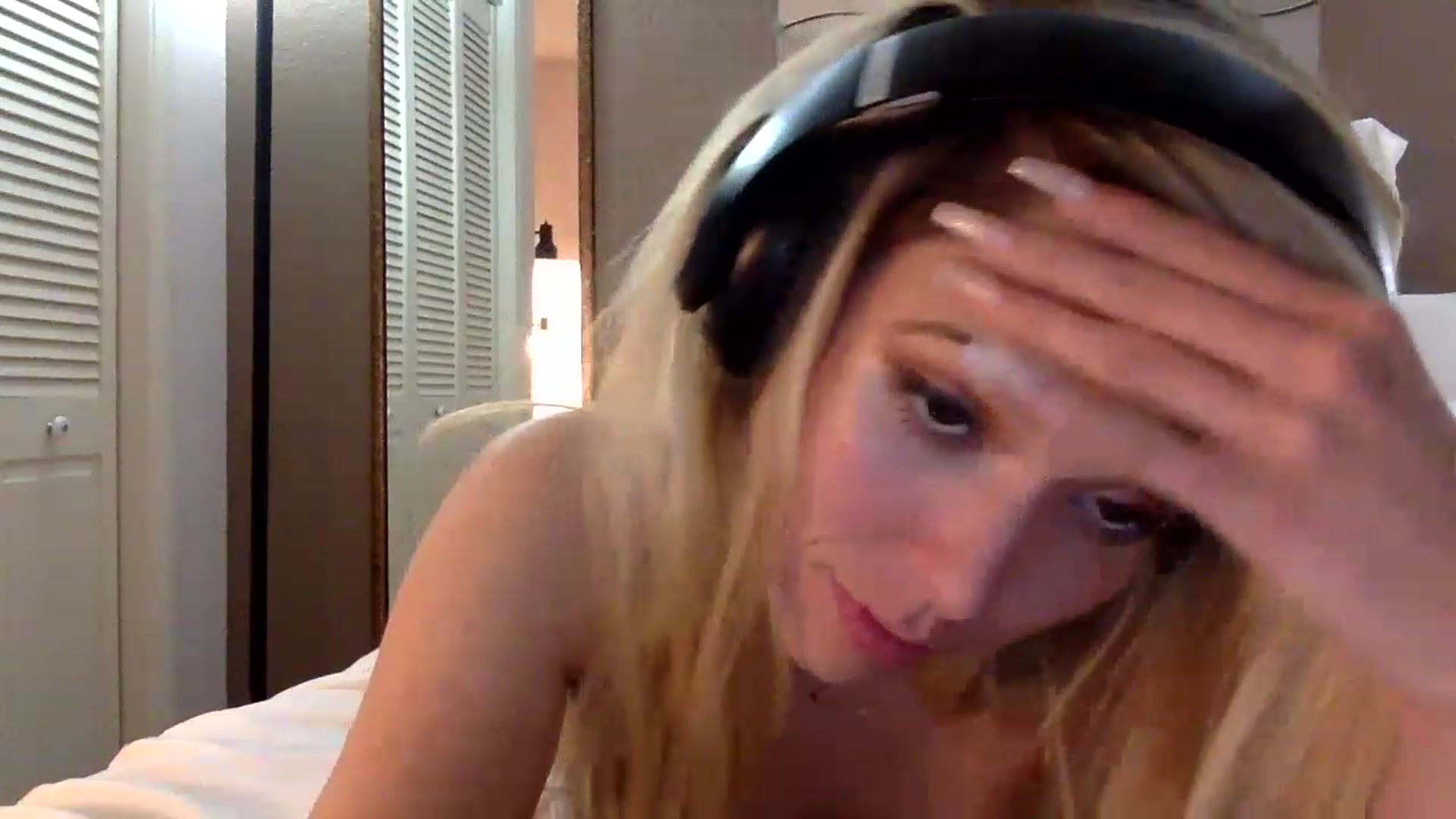 Gallery image thumbnail from xoxo__liz's myfreecams stream on, 03/26/2023, 12:24 image 9 of 20