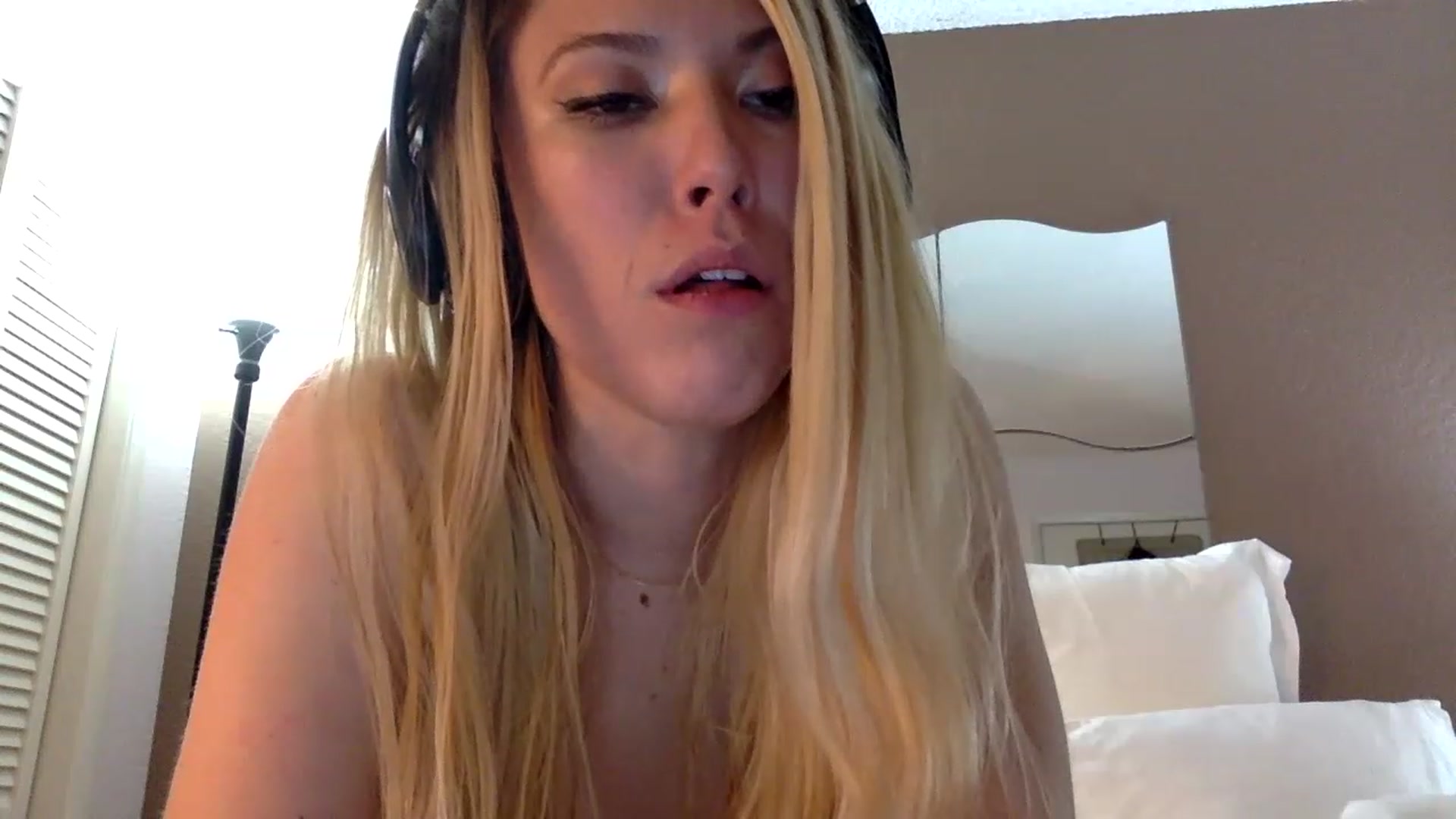 Gallery image thumbnail from xoxo__liz's myfreecams stream on, 03/26/2023, 12:24 image 6 of 20