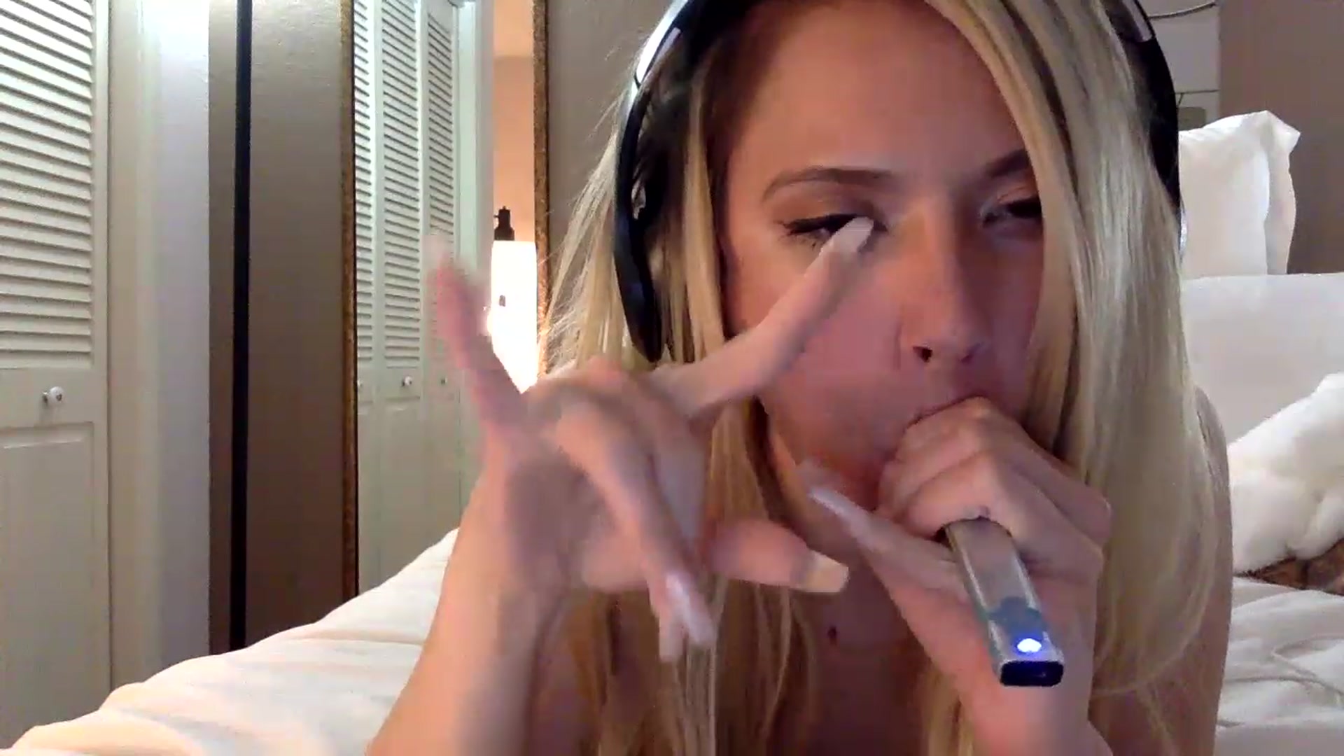 Gallery image thumbnail from xoxo__liz's myfreecams stream on, 03/26/2023, 12:24 image 11 of 20