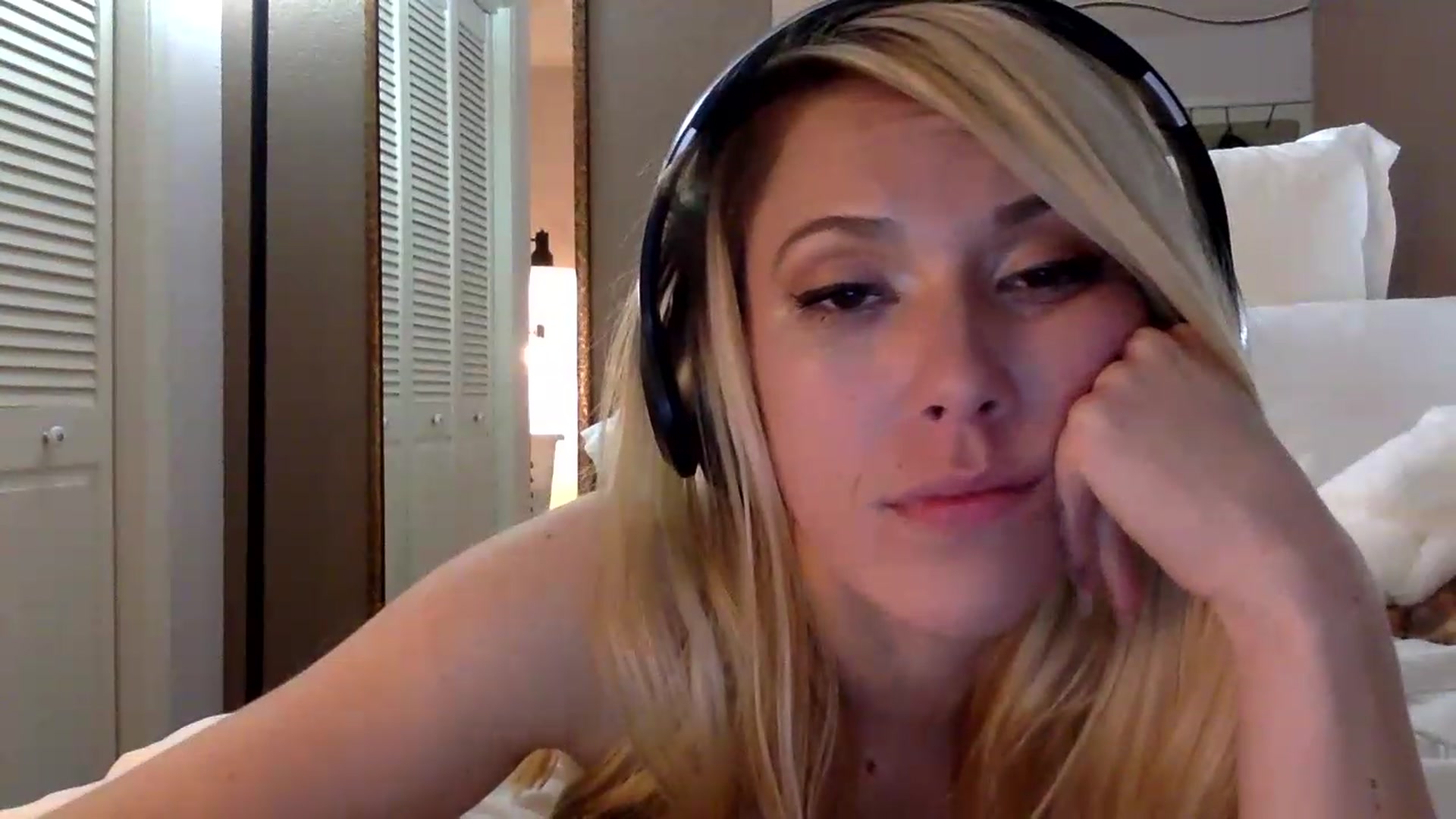 Gallery image thumbnail from xoxo__liz's myfreecams stream on, 03/26/2023, 12:24 image 16 of 20