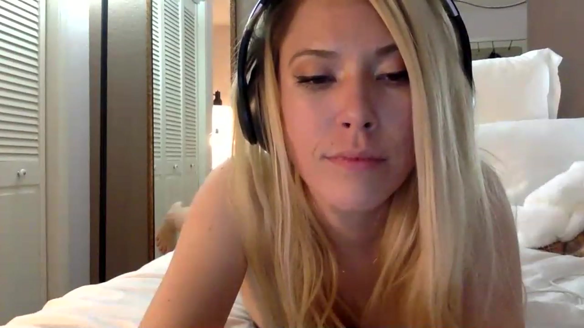 Gallery image thumbnail from xoxo__liz's myfreecams stream on, 03/26/2023, 12:24 image 13 of 20
