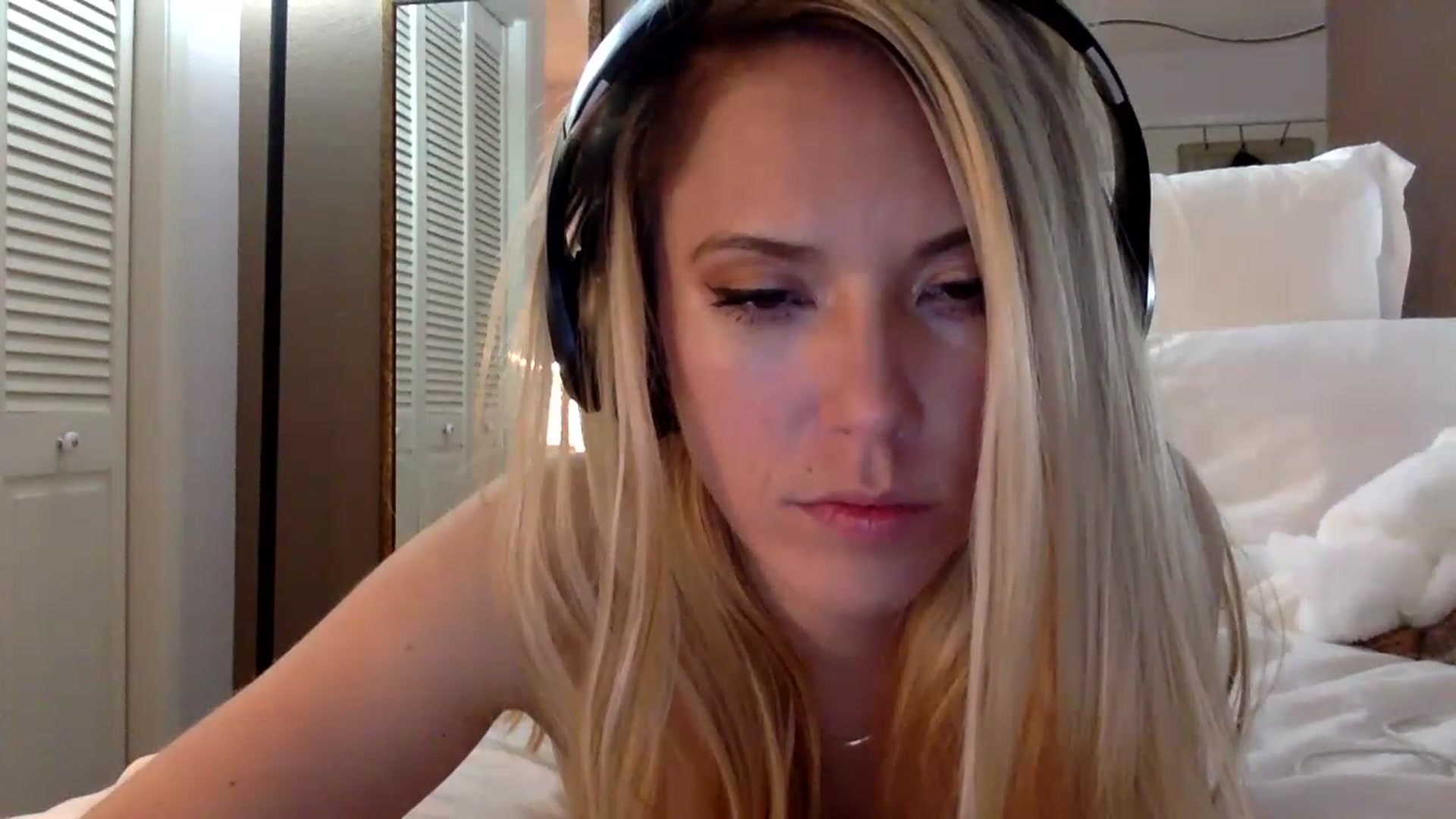Gallery image thumbnail from xoxo__liz's myfreecams stream on, 03/26/2023, 12:24 image 19 of 20