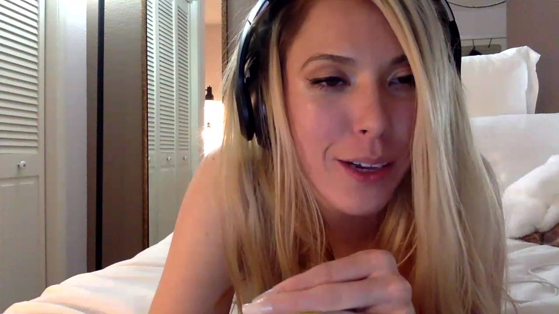Gallery image thumbnail from xoxo__liz's myfreecams stream on, 03/26/2023, 12:24 image 10 of 20