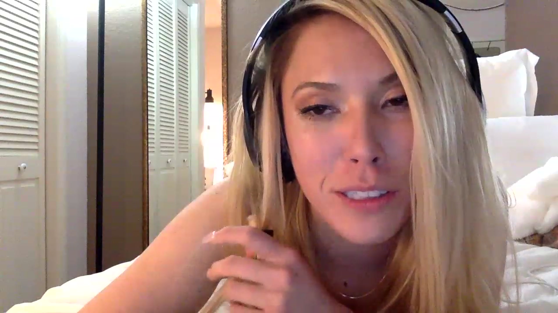 Gallery image thumbnail from xoxo__liz's myfreecams stream on, 03/26/2023, 12:24 image 12 of 20