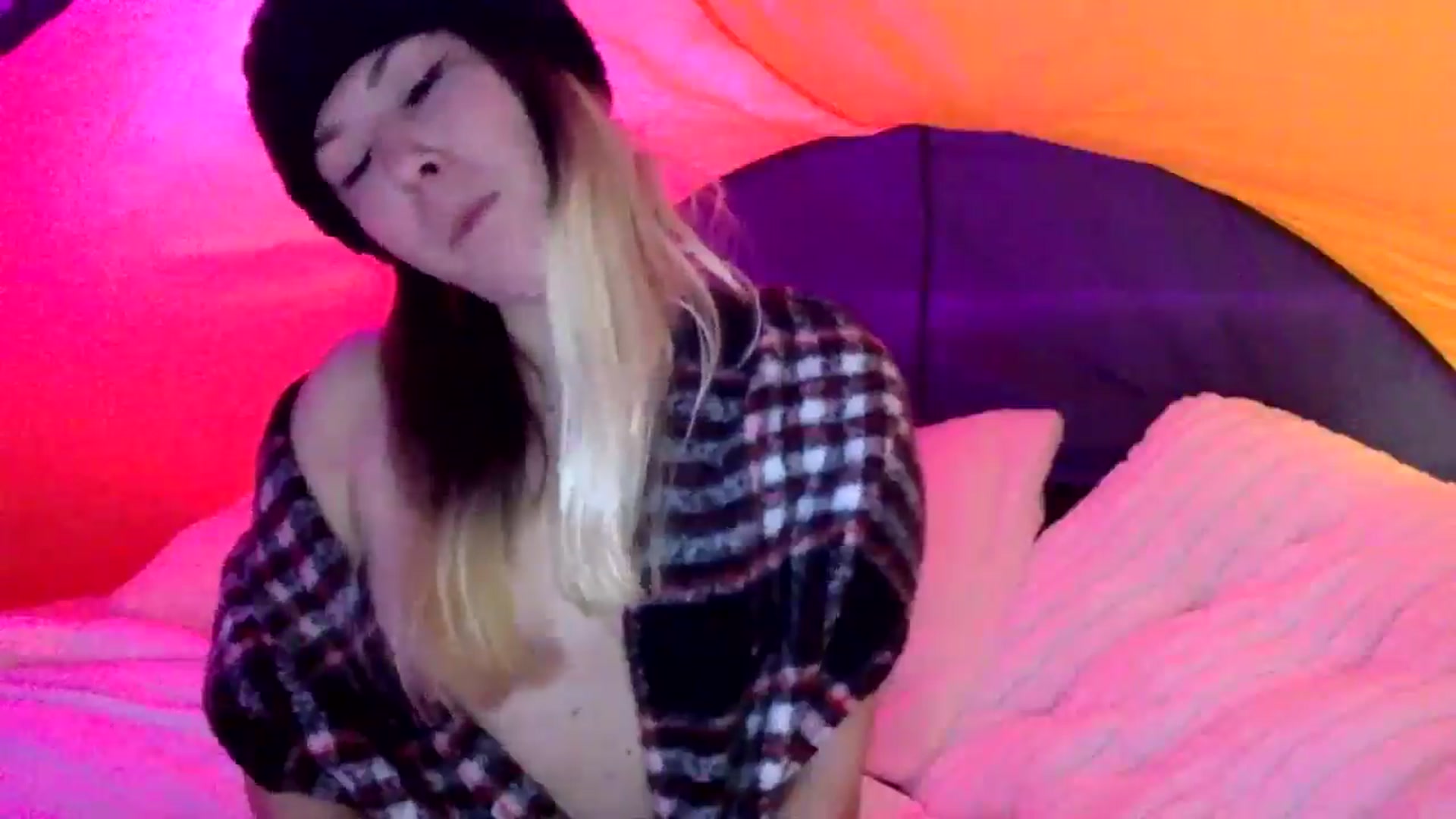 Gallery image thumbnail from xoxo__liz's myfreecams stream on, 01/01/2025, 14:51 image 18 of 20