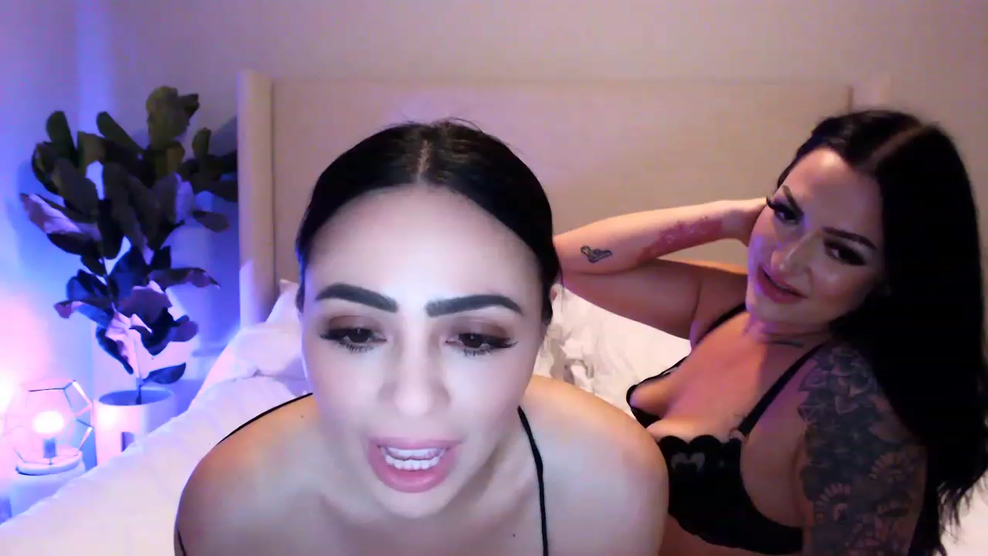 Gallery image thumbnail from xoxobnks's myfreecams stream on, 05/18/2023, 09:24 image 4 of 20