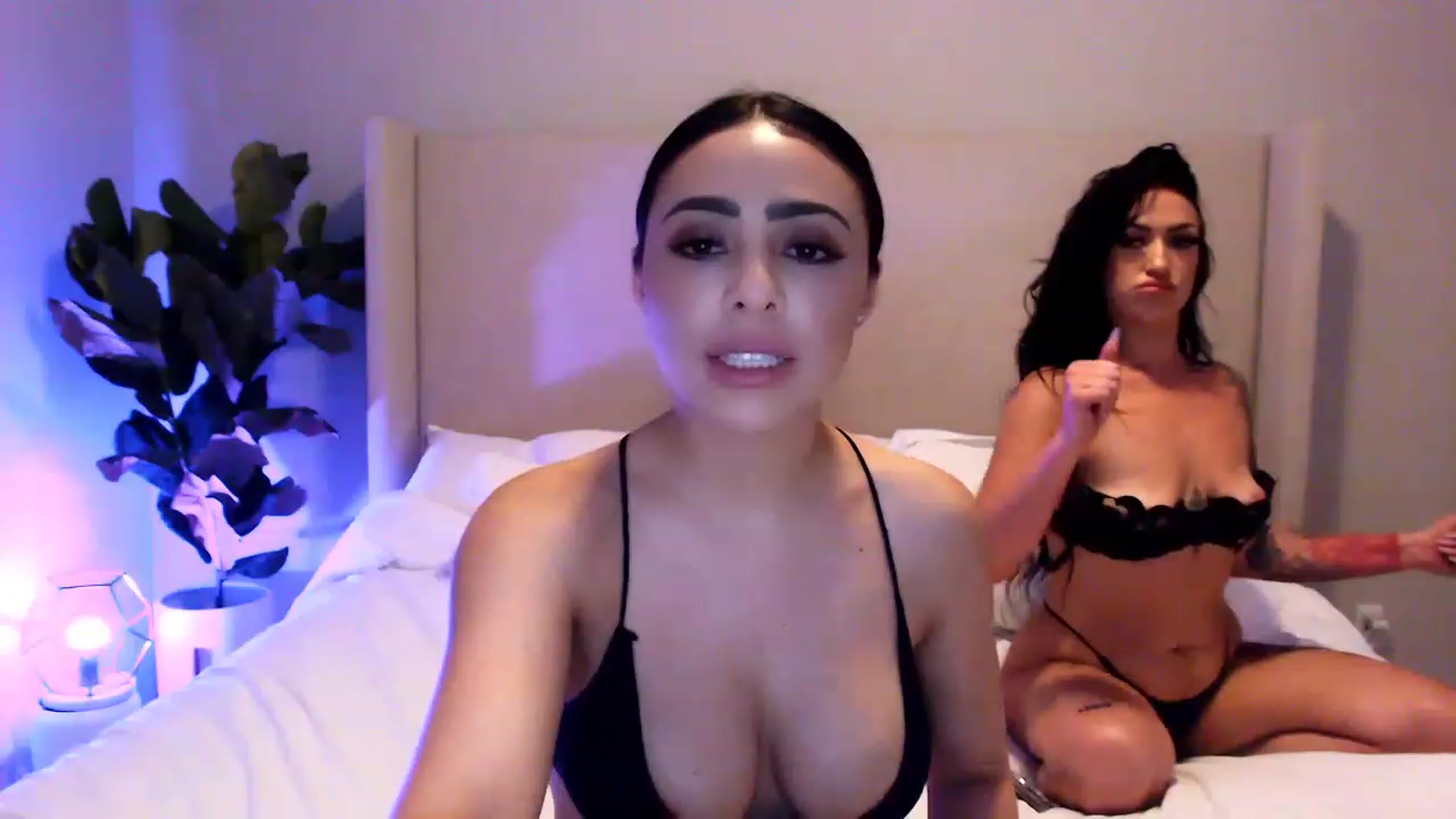 Gallery image thumbnail from xoxobnks's myfreecams stream on, 05/18/2023, 09:24 image 19 of 20