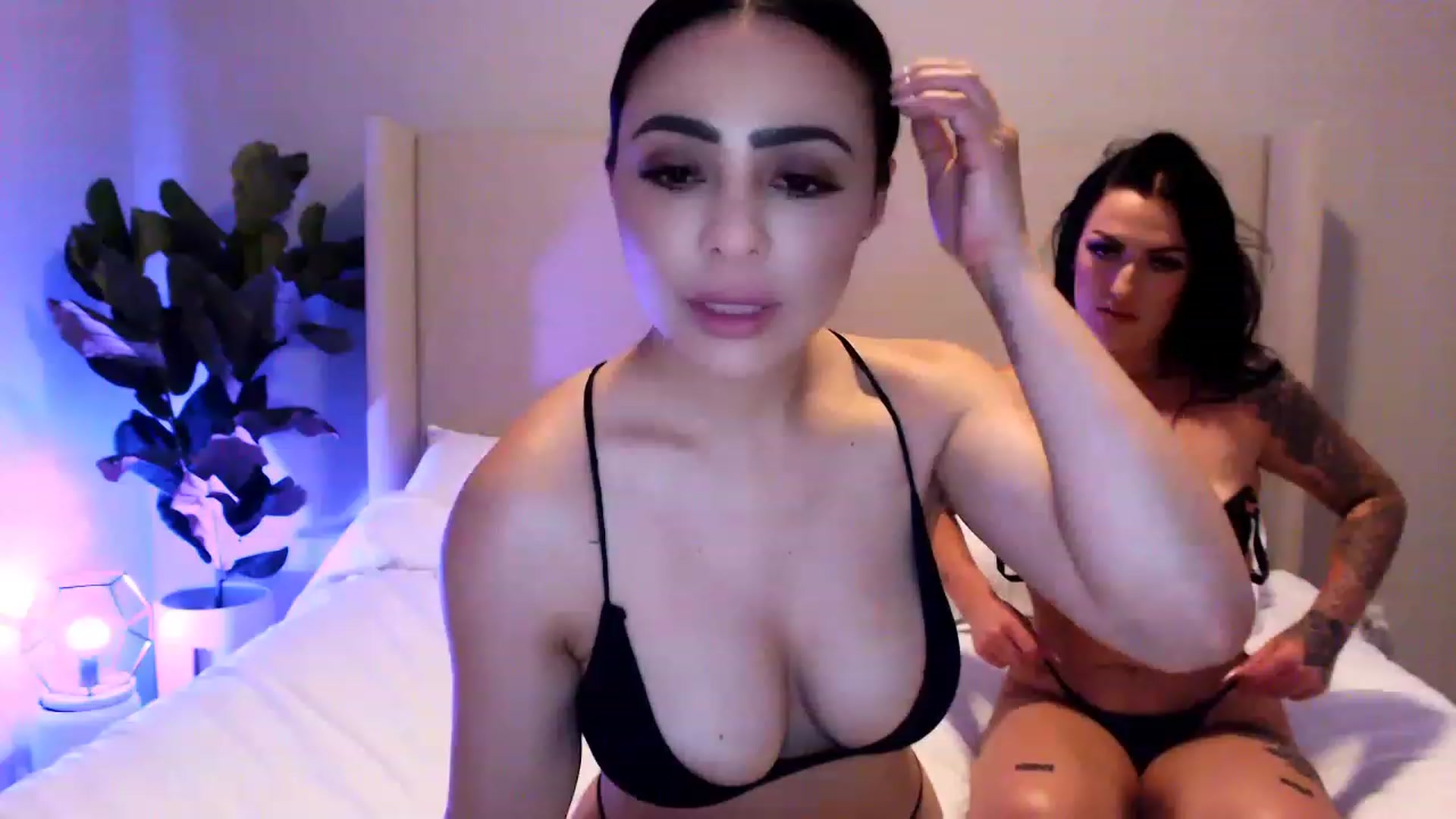 Gallery image thumbnail from xoxobnks's myfreecams stream on, 05/18/2023, 09:24 image 17 of 20