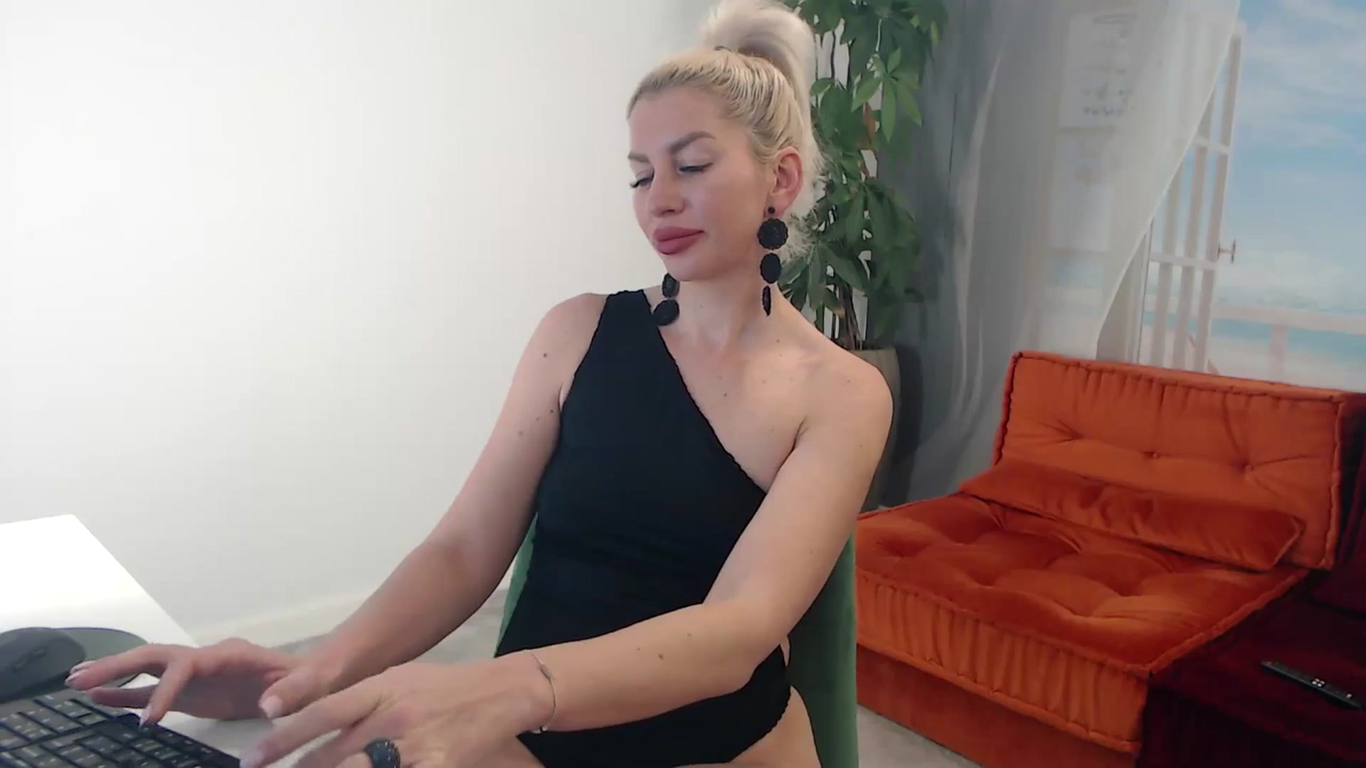 Gallery image thumbnail from xxBellaHotxxx's myfreecams stream on, 12/20/2024, 07:48 image 3 of 20