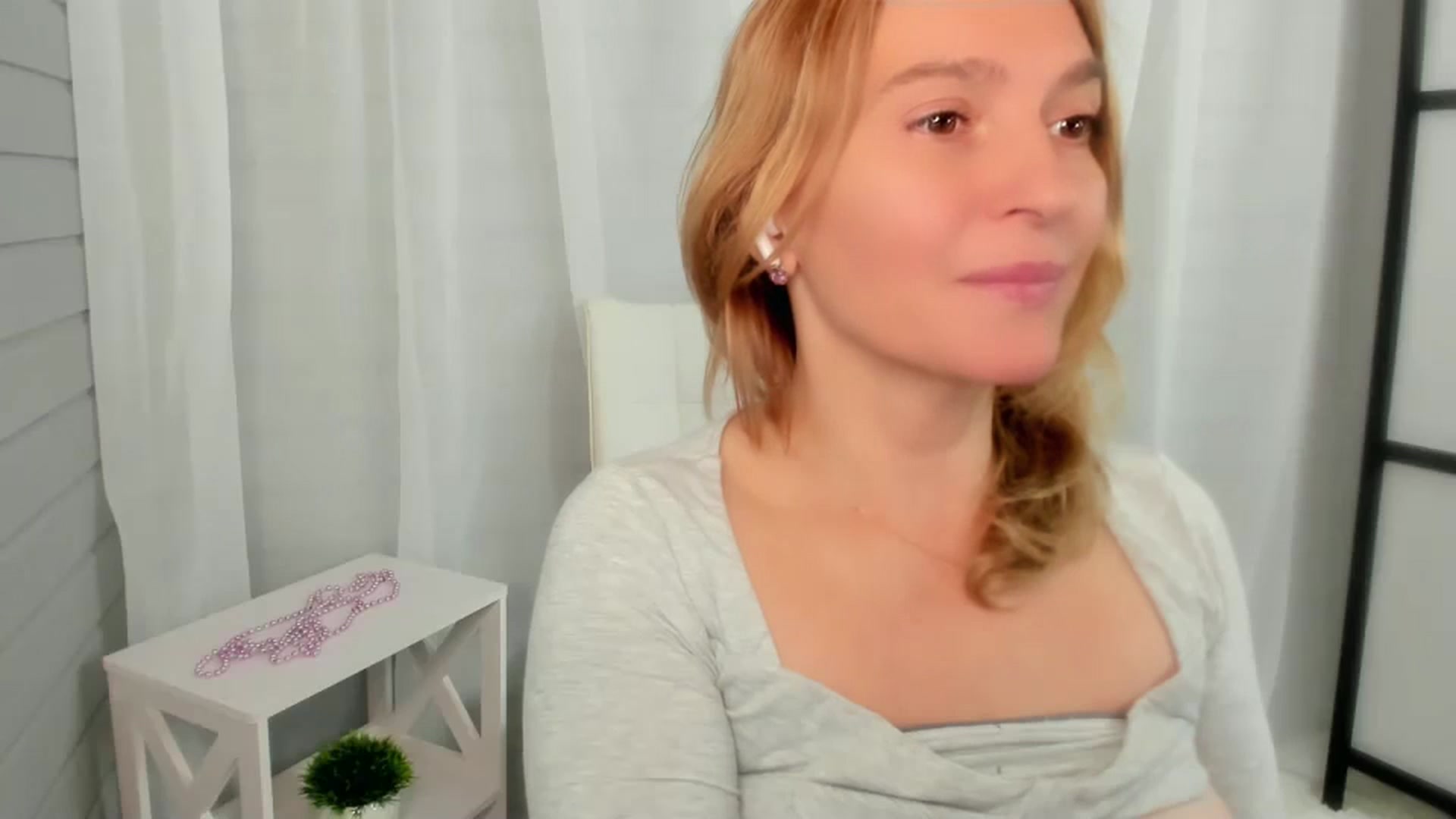 Gallery image thumbnail from xx_code's myfreecams stream on, 09/28/2024, 19:49 image 12 of 20