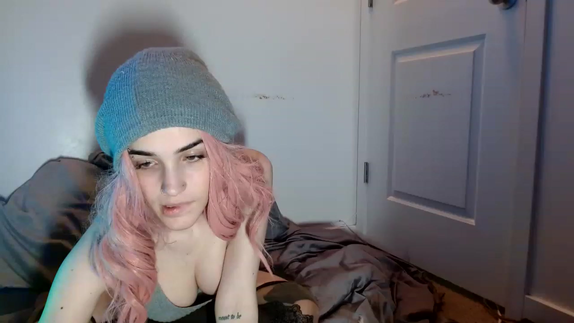 Gallery image thumbnail from xxxvara's myfreecams stream on, 12/07/2022, 19:04 image 20 of 20