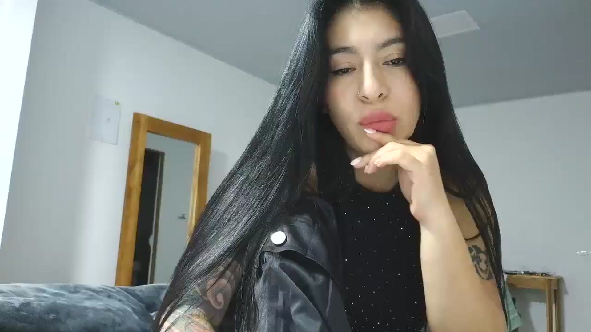 Gallery image thumbnail from yesicat's myfreecams stream on, 11/15/2025, 02:39 image 12 of 20