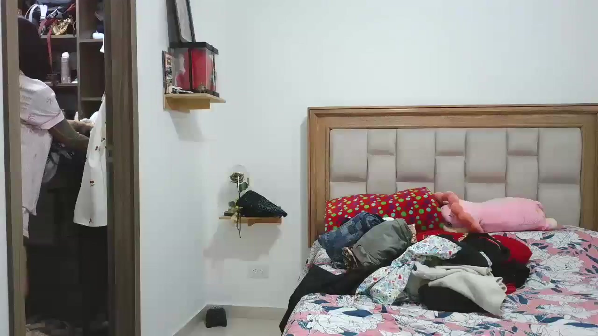 Gallery image thumbnail from yesicat's myfreecams stream on, 12/17/2025, 04:44 image 2 of 20