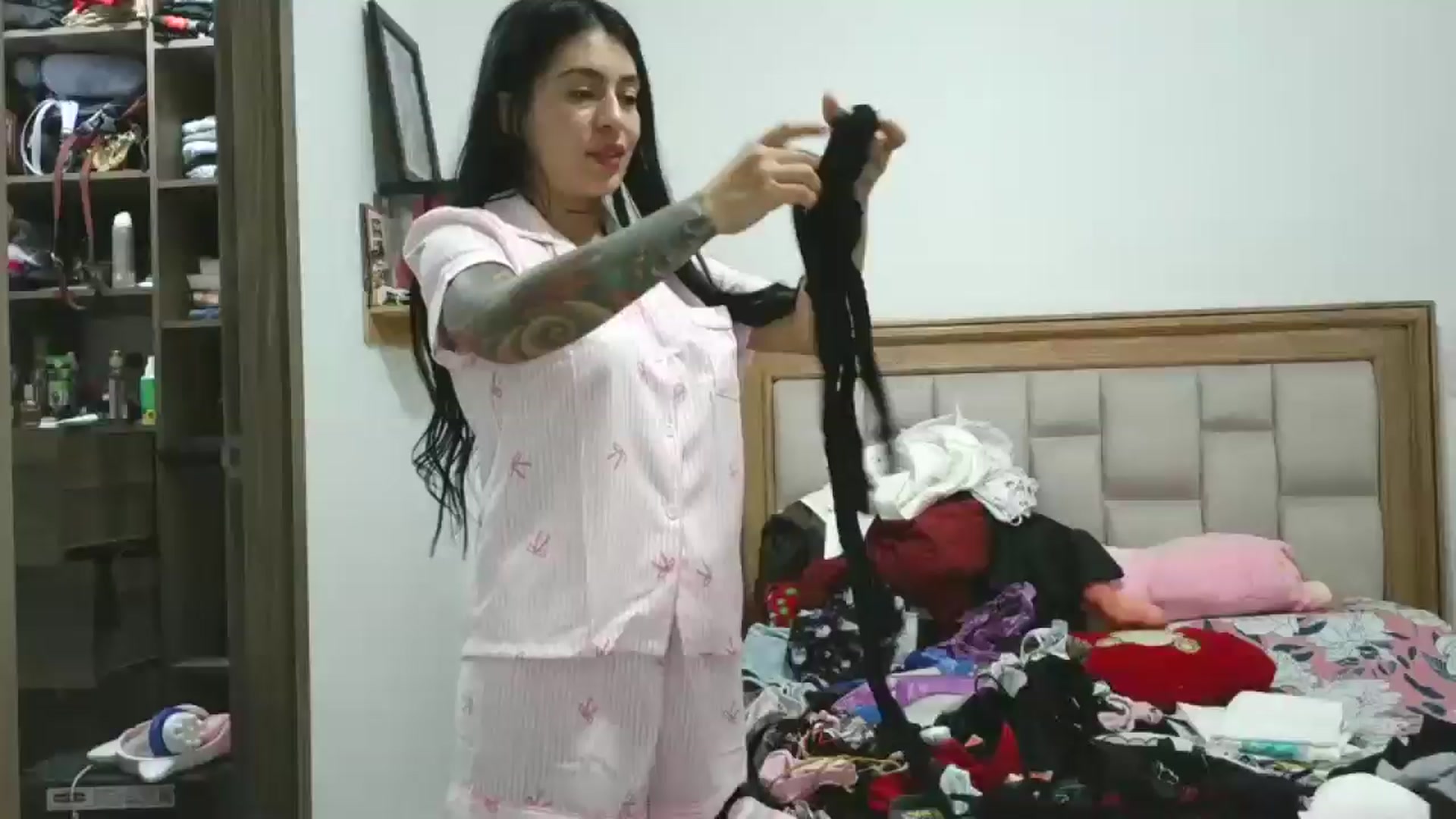 Gallery image thumbnail from yesicat's myfreecams stream on, 12/17/2025, 04:44 image 12 of 20