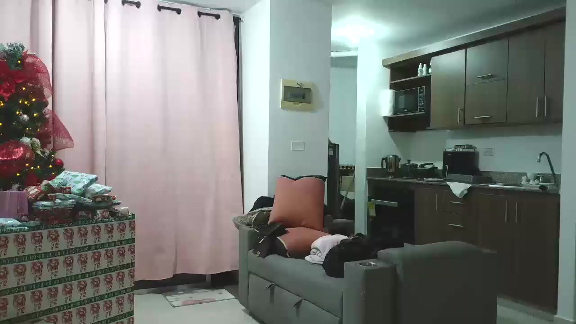 Gallery image thumbnail from yesicat's myfreecams stream on, 12/24/2025, 05:18 image 15 of 20