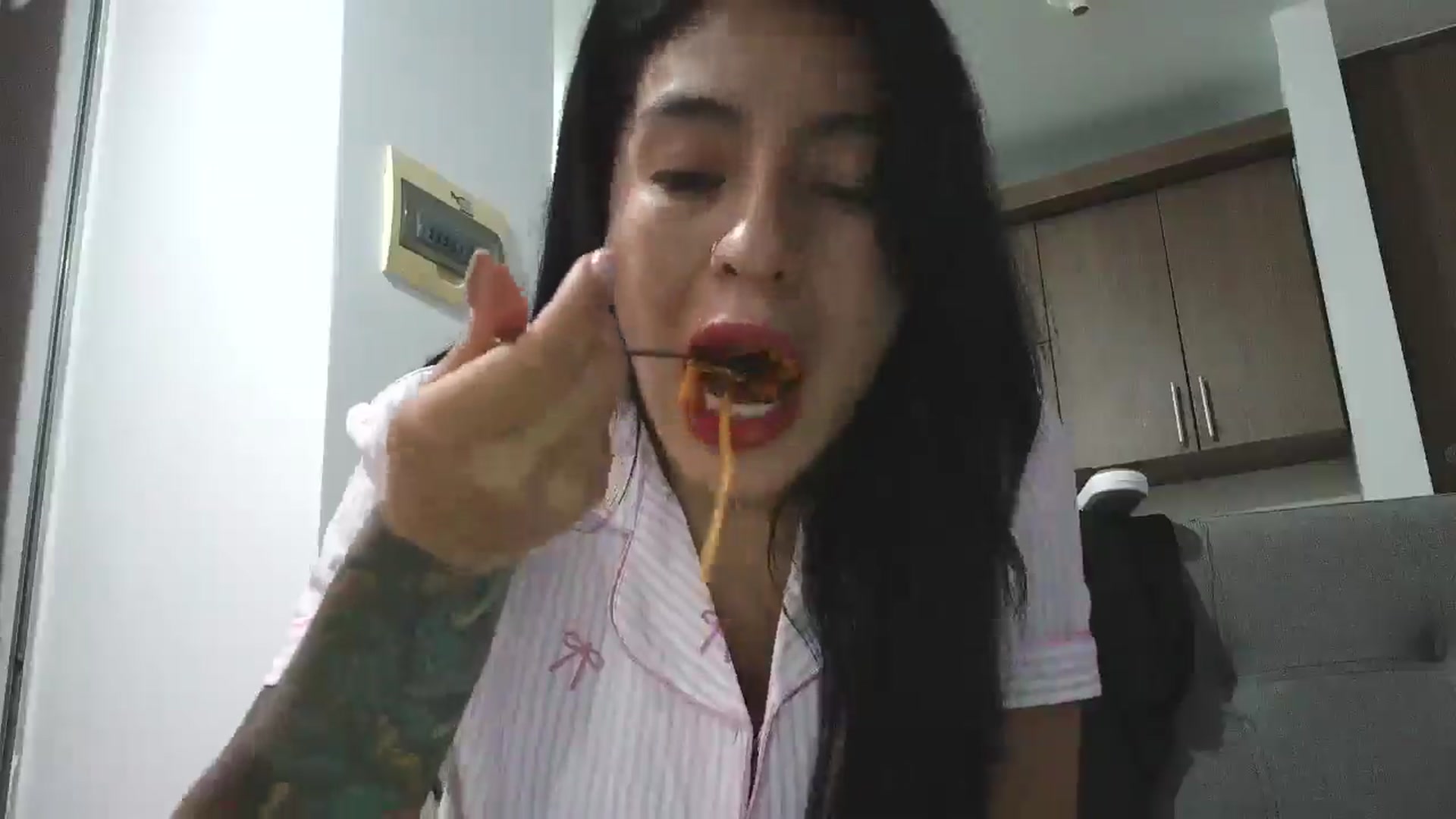 Gallery image thumbnail from yesicat's myfreecams stream on, 12/28/2025, 01:59 image 18 of 20