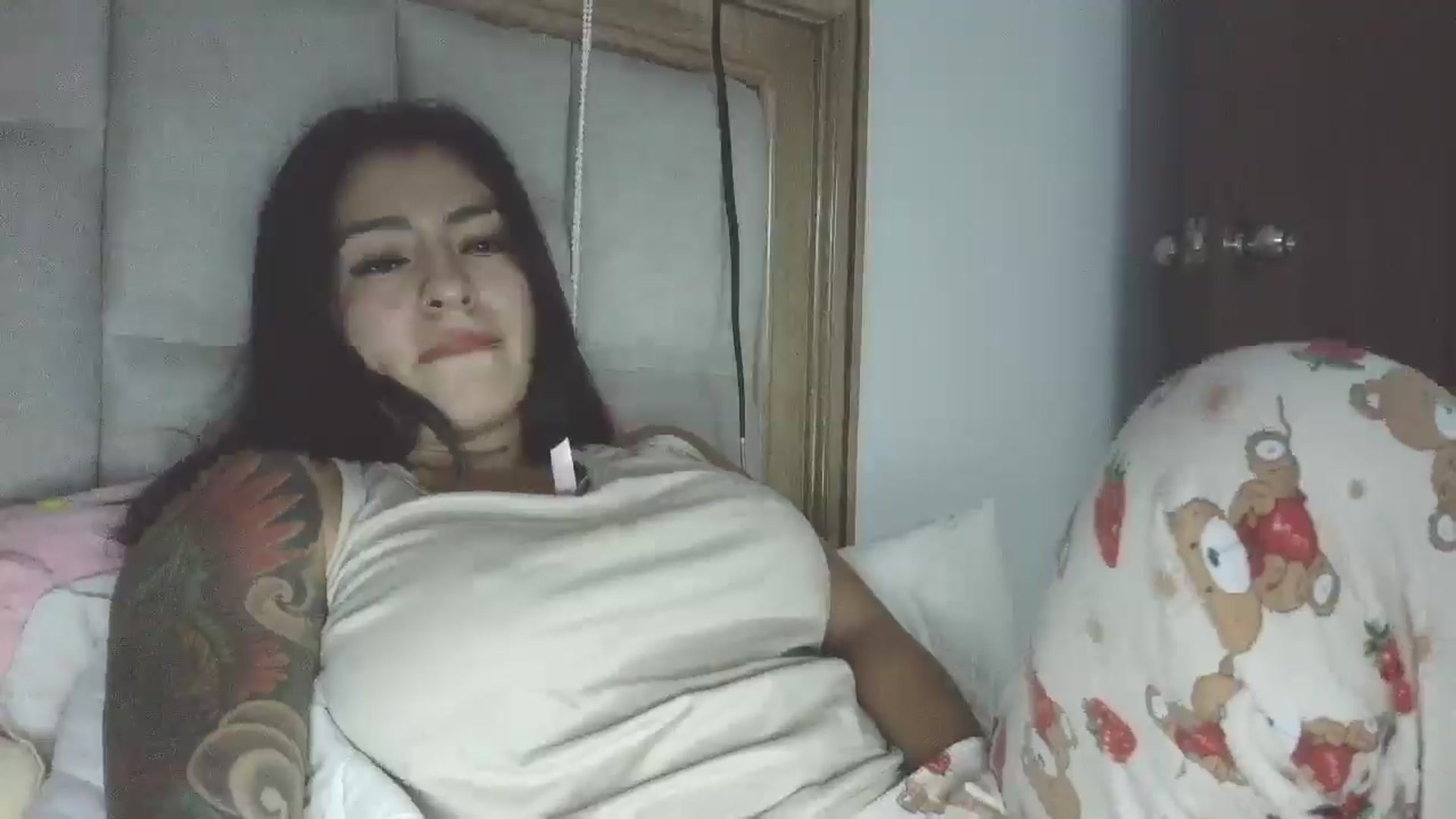 Gallery image thumbnail from yesicat's myfreecams stream on, 04/19/2026, 03:57 image 18 of 20