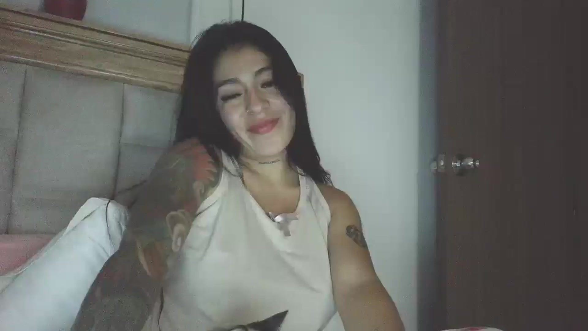 Gallery image thumbnail from yesicat's myfreecams stream on, 04/19/2026, 03:57 image 12 of 20