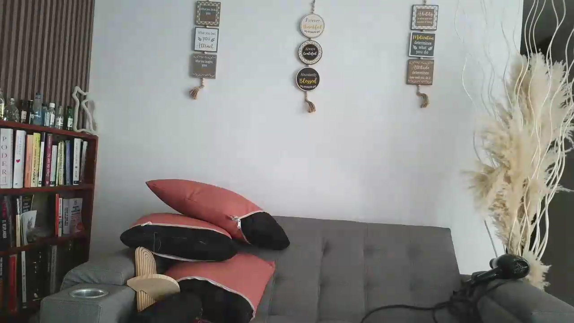 Gallery image thumbnail from yesicat's myfreecams stream on, 06/18/2026, 20:18 image 16 of 20