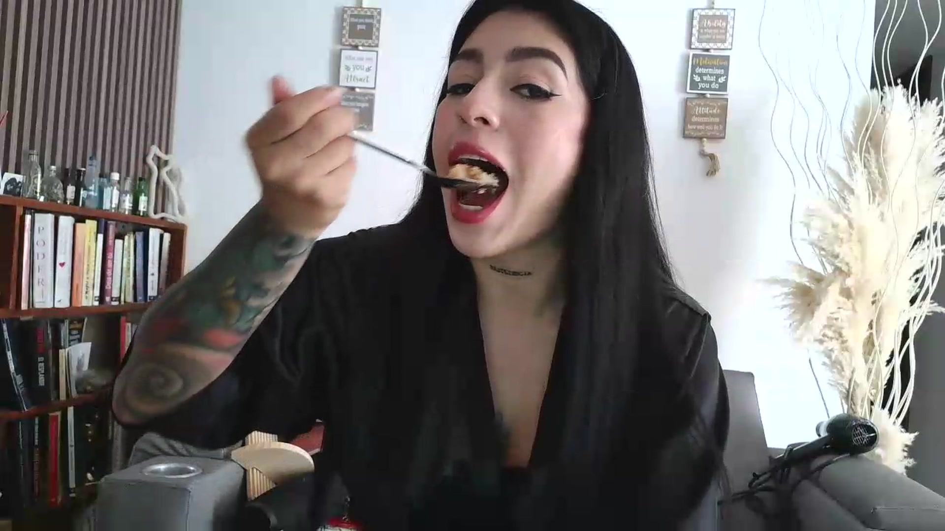 Gallery image thumbnail from yesicat's myfreecams stream on, 06/18/2026, 20:18 image 10 of 20